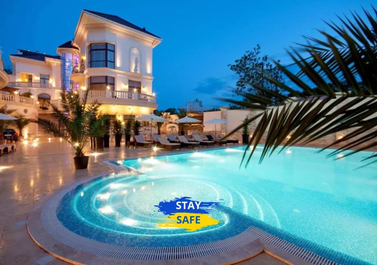 Property building, Swimming Pool in Villa le Premier Maestro