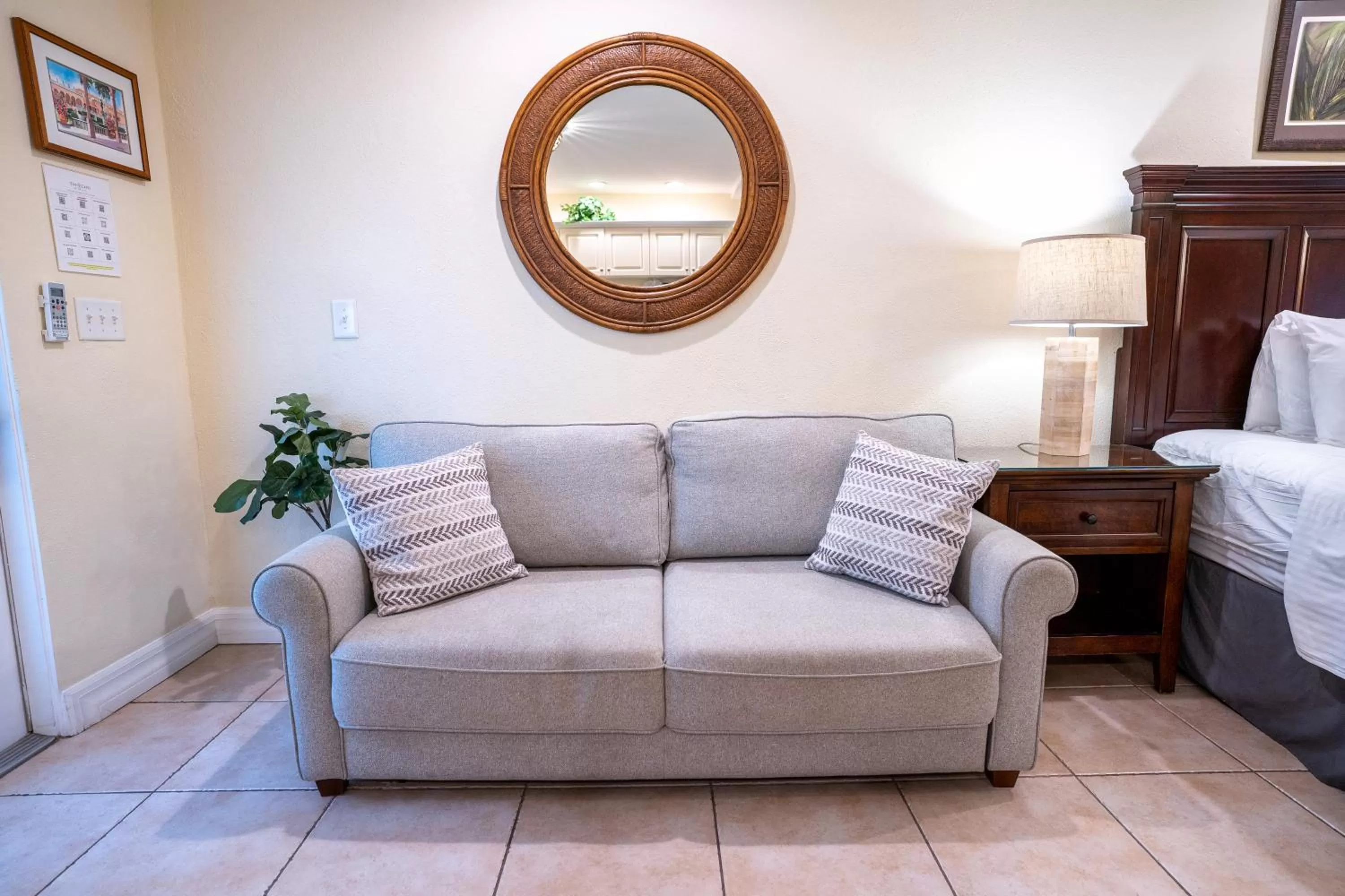 Seating area, Bed in The Capri at Siesta