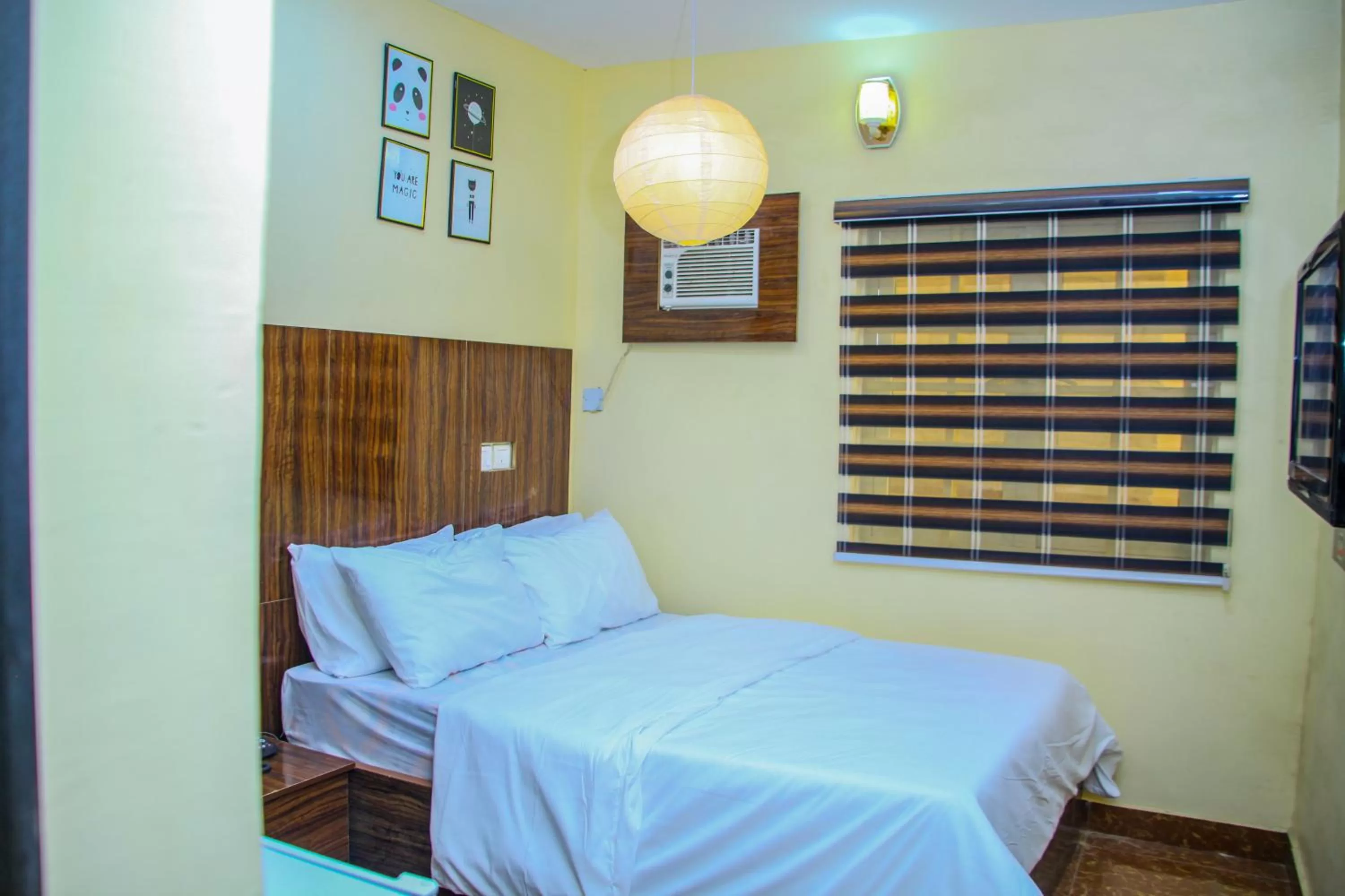 Bedroom, Bed in ONTARIO SUITES