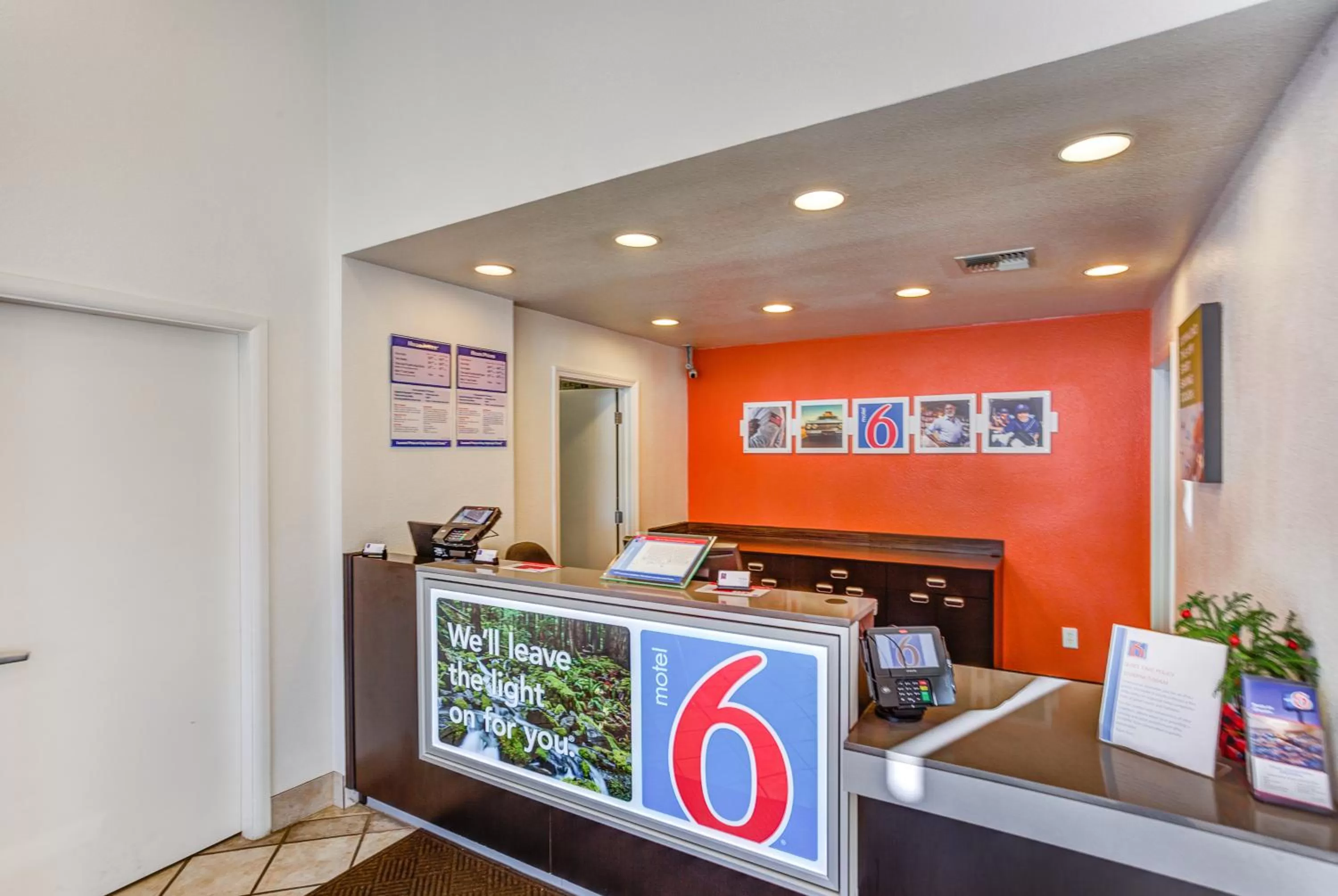 Lobby or reception in Motel 6-Portland, OR - Tigard West