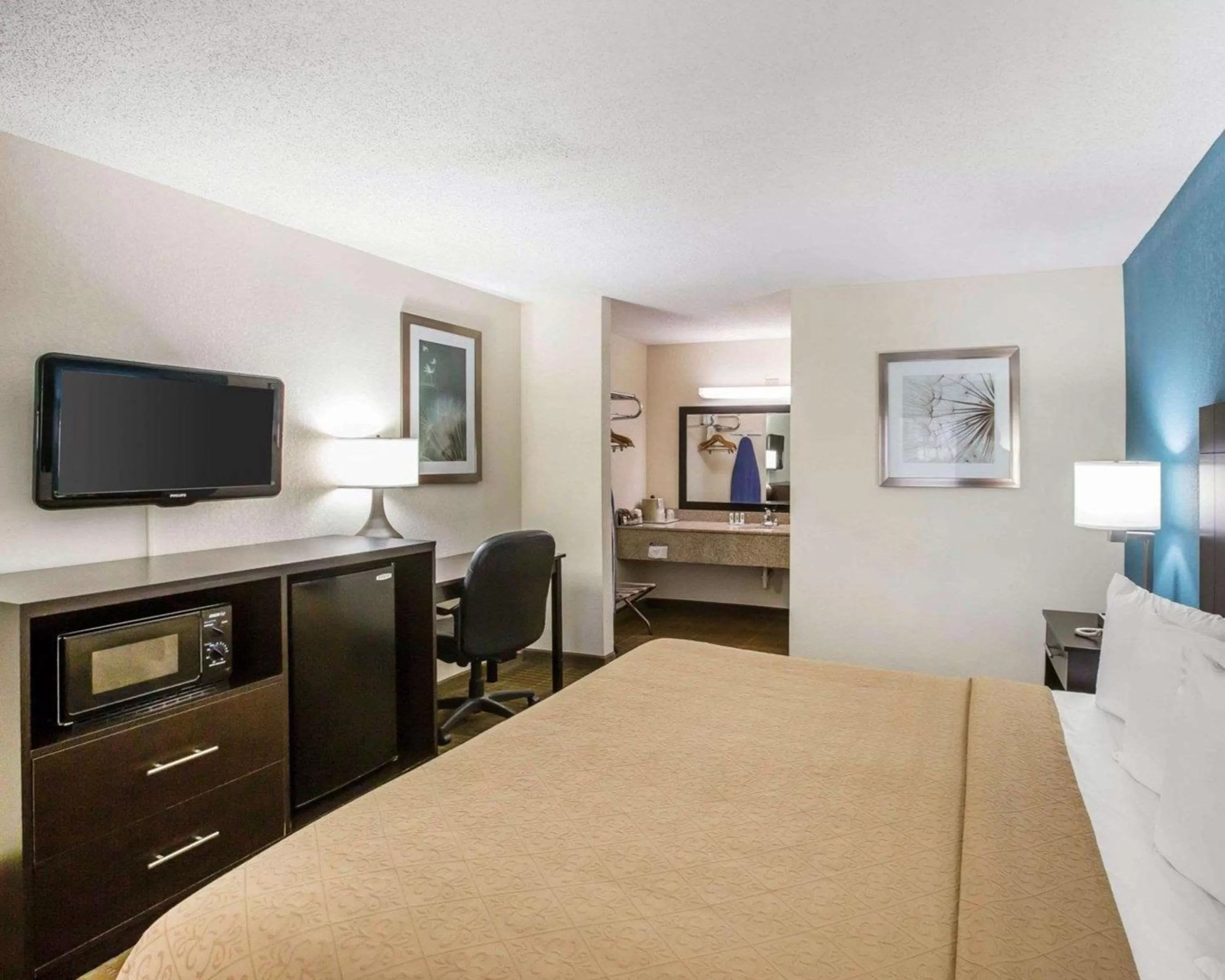 Photo of the whole room, Bed in Quality Inn Macon West