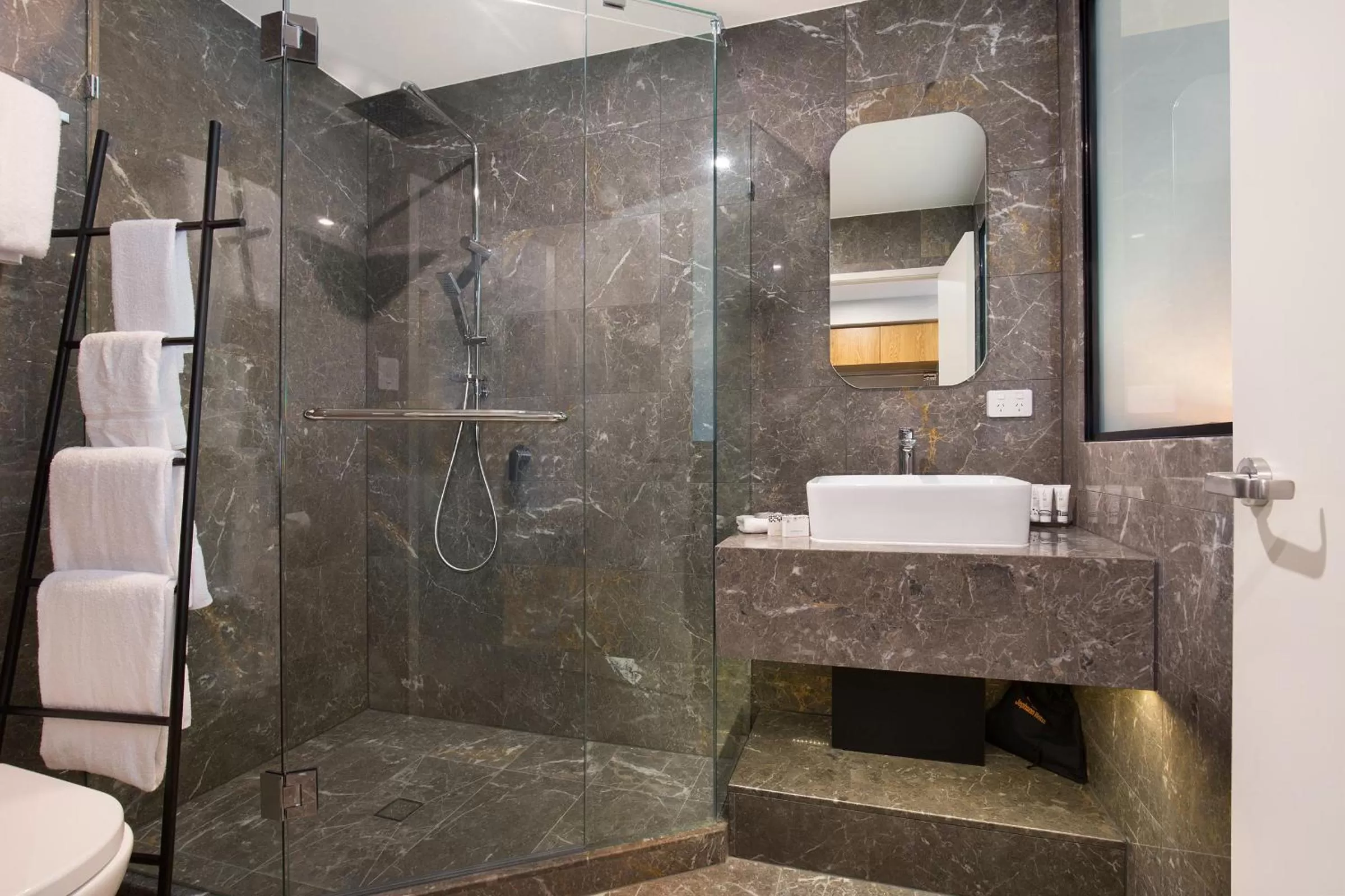 Shower in Jephson Hotel & Apartments