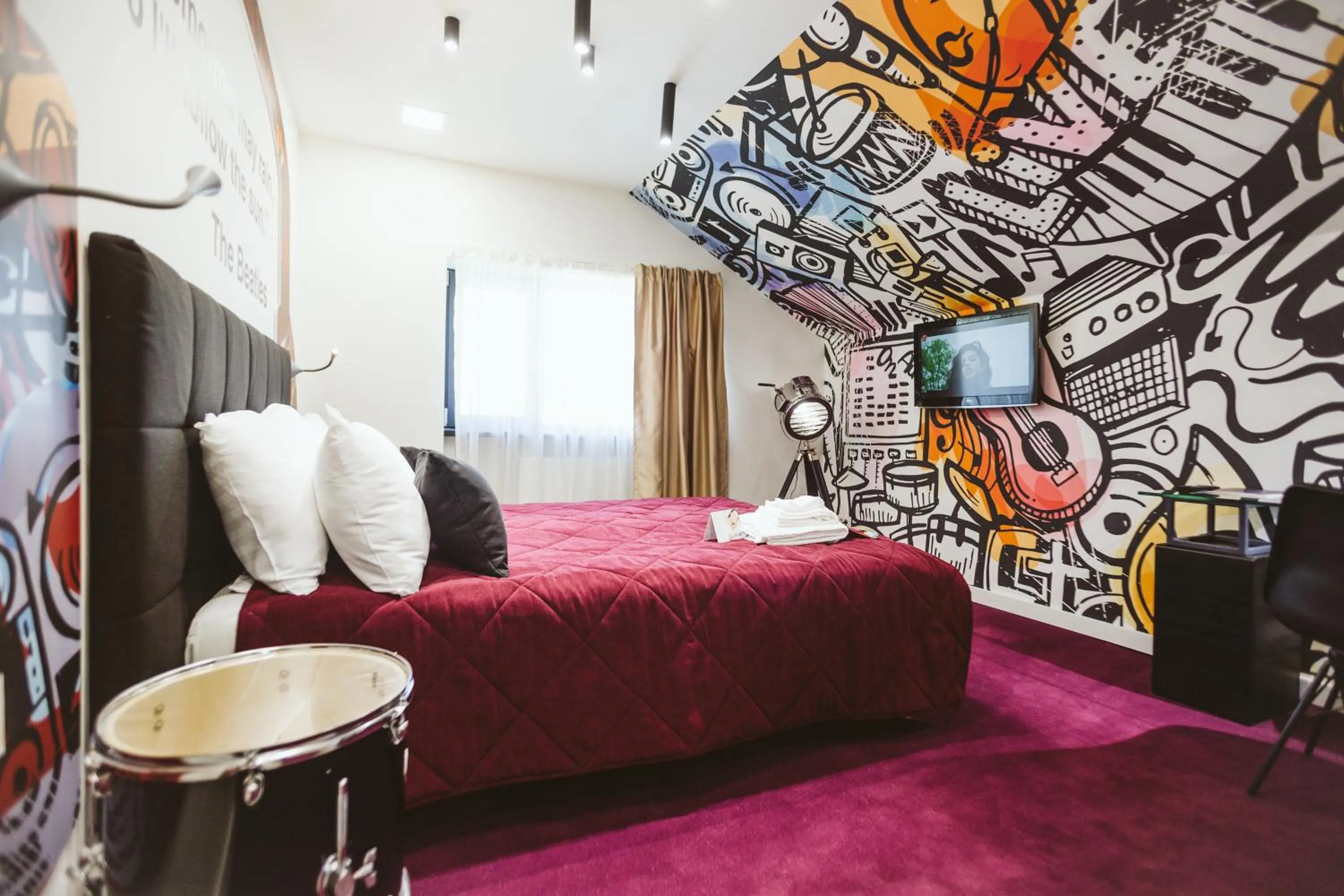 Photo of the whole room in Lol et Lola Hotel