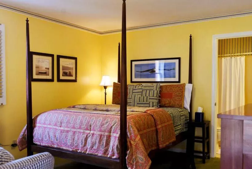 Bed in Green Tree Inn