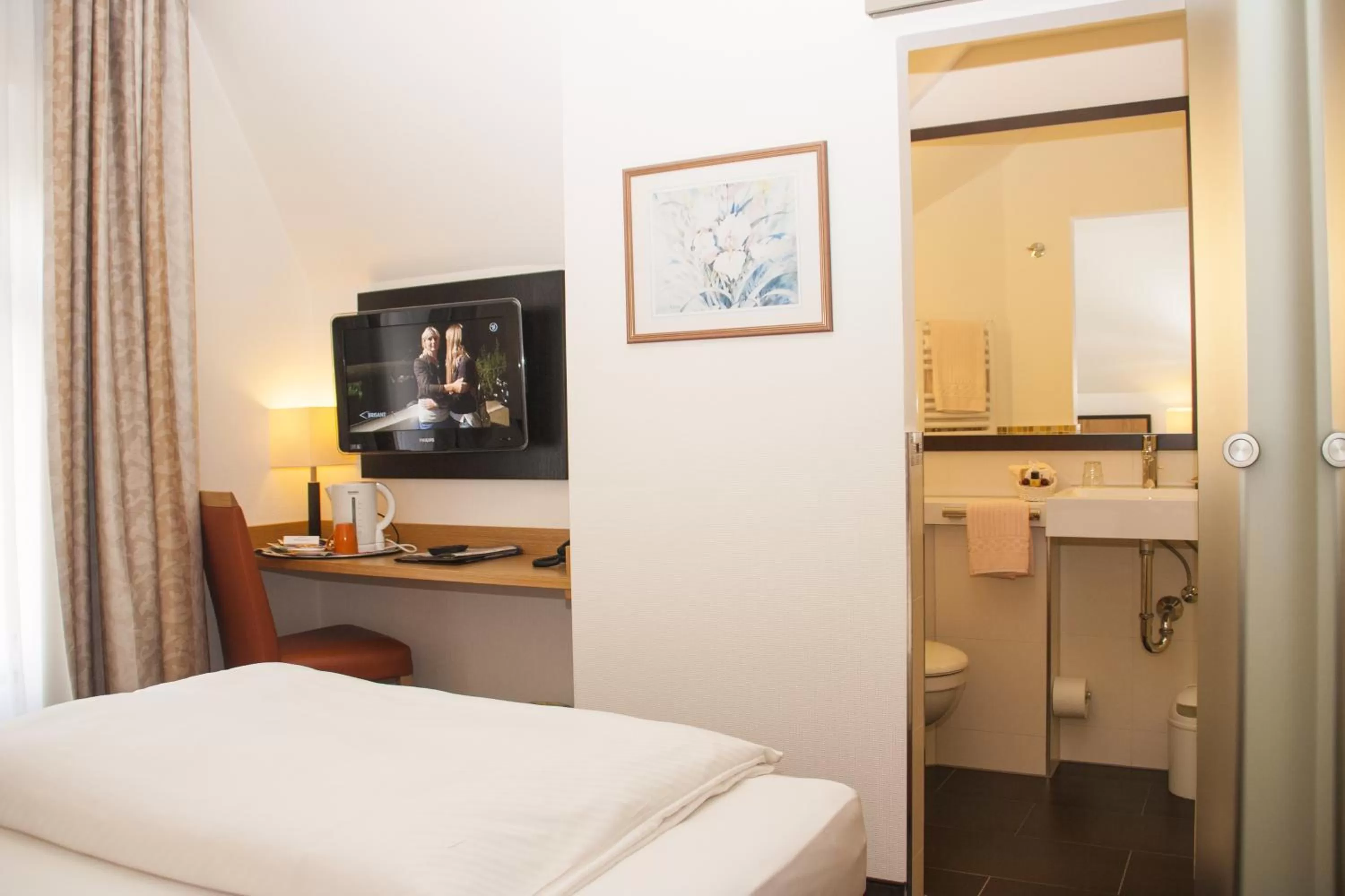 TV and multimedia, Bed in Hotel Haus Berlin