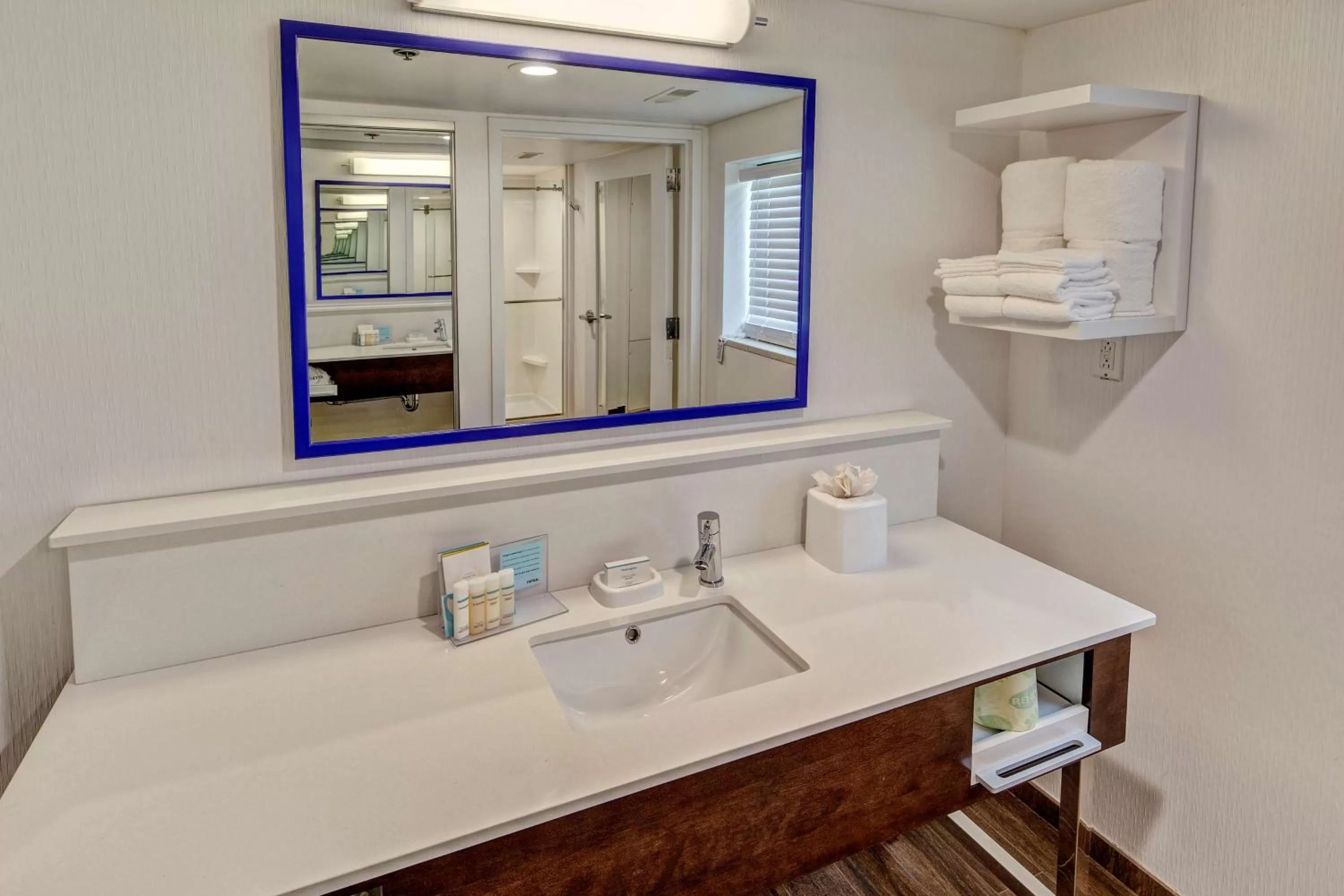 Bathroom in Hampton Inn Dumfries/Quantico