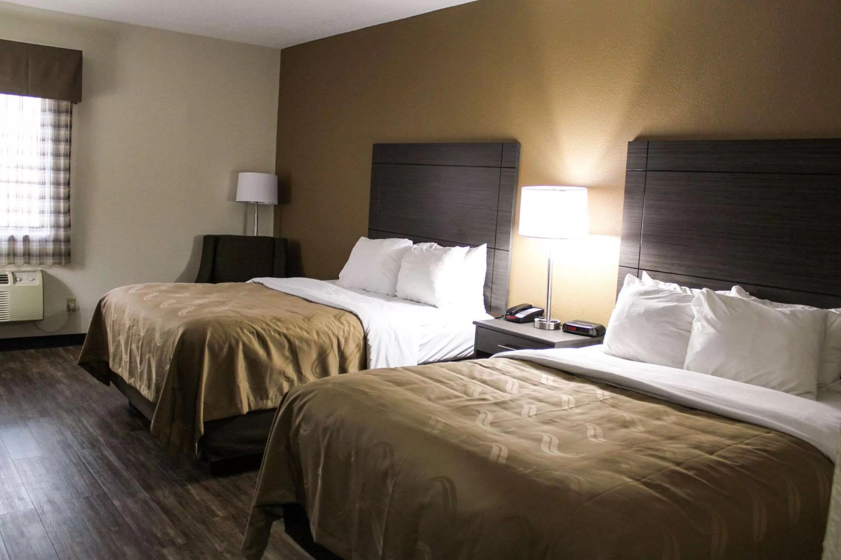 Photo of the whole room, Bed in Quality Inn Clinton-Knoxville North
