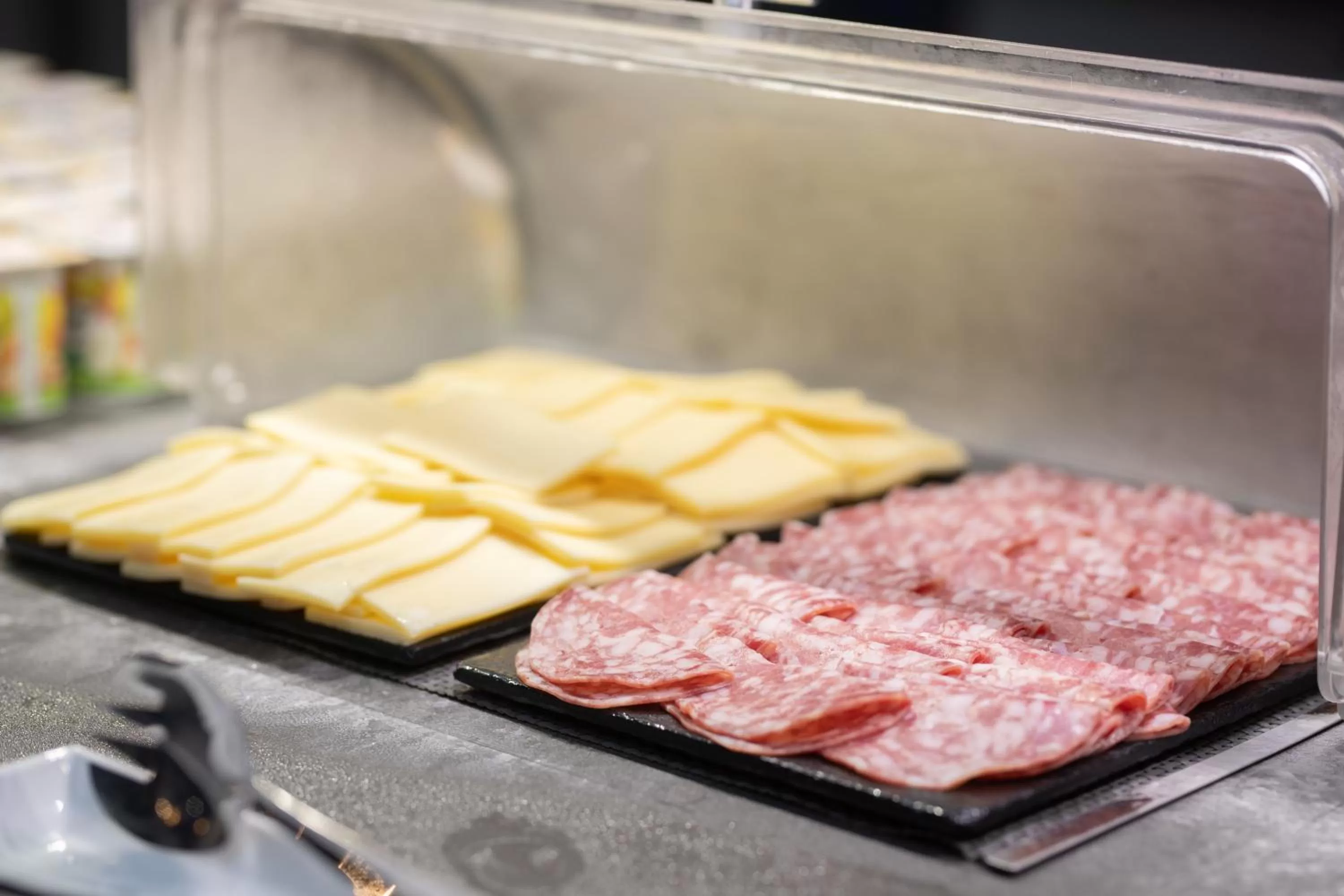 Buffet breakfast in Zenitude Hôtel Résidences Le Salako