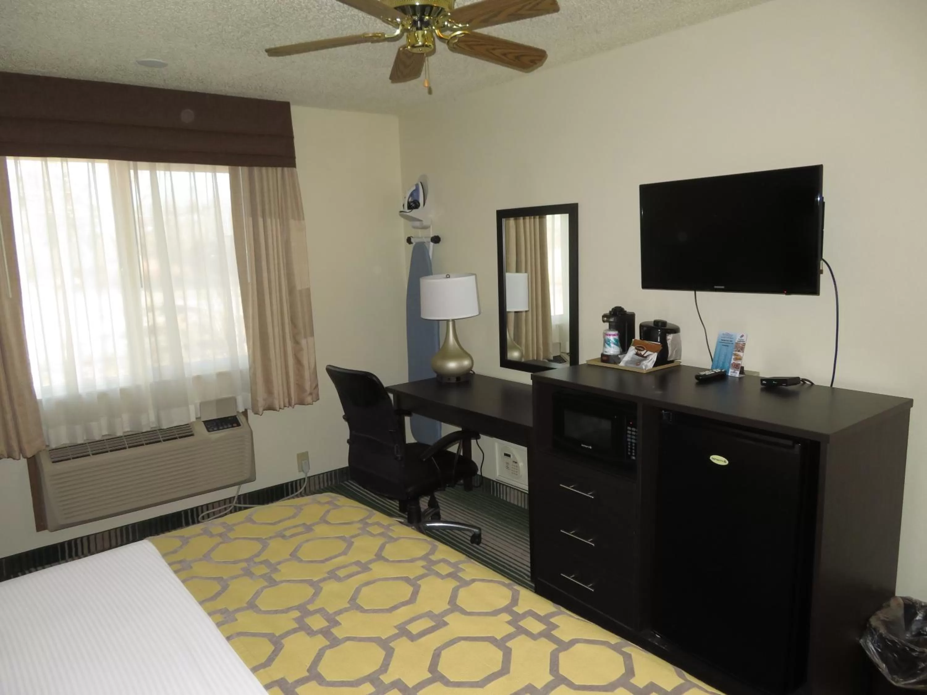 TV and multimedia, TV/Entertainment Center in GreenTree Inn Montrose