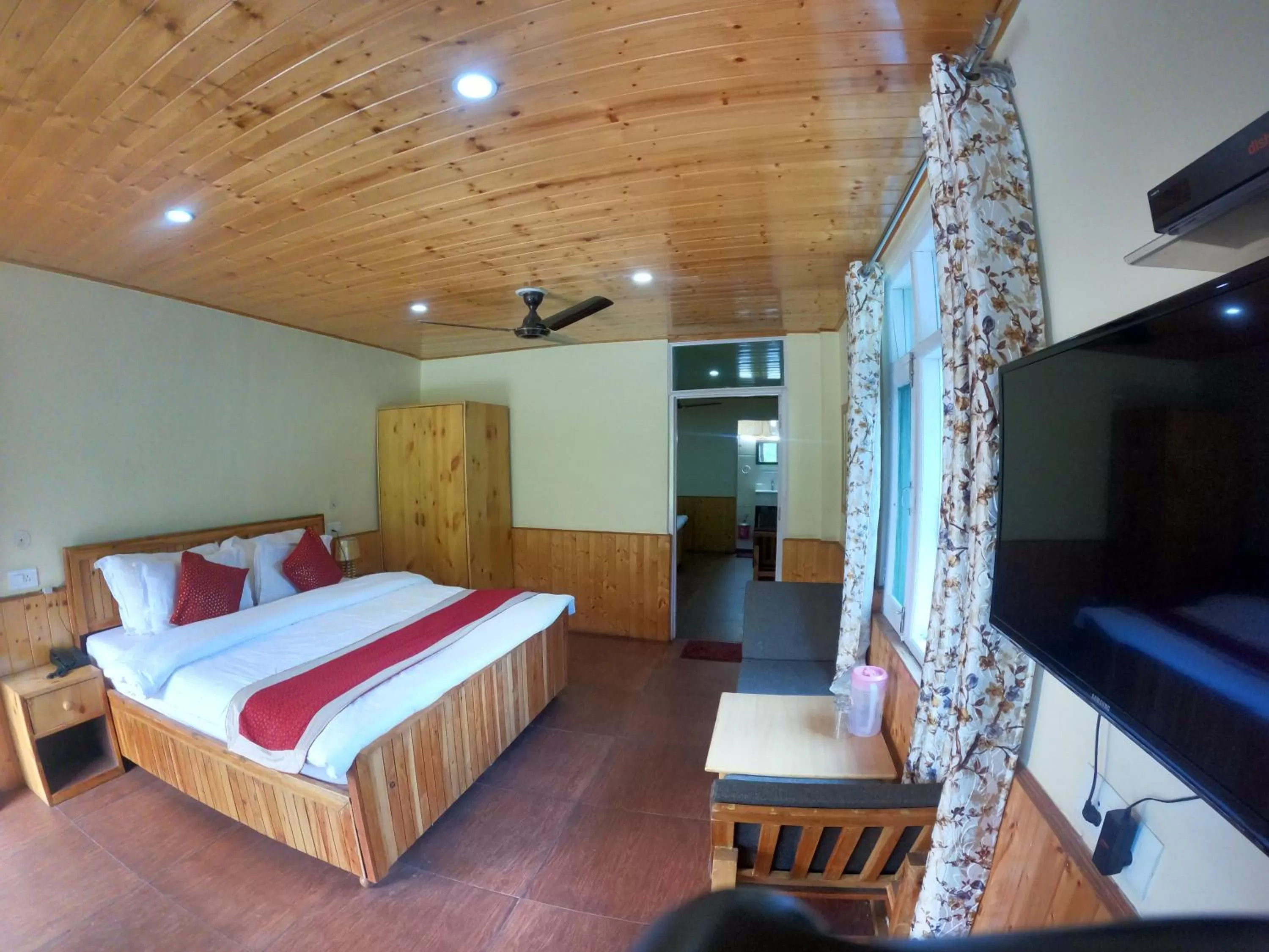 Bed, TV/Entertainment Center in High Nation Resort Manali