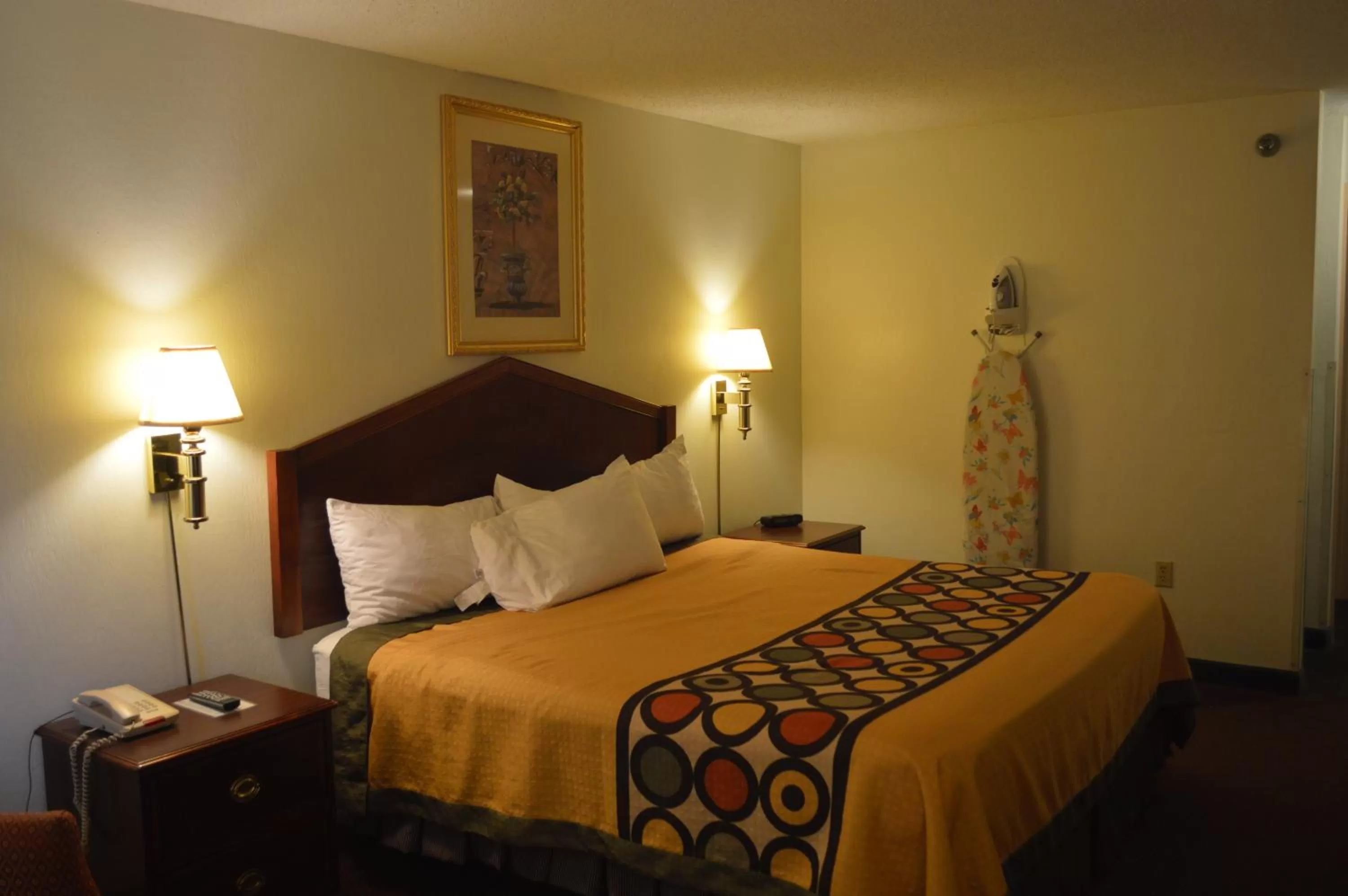 Bathroom, Bed in American Elite Inn