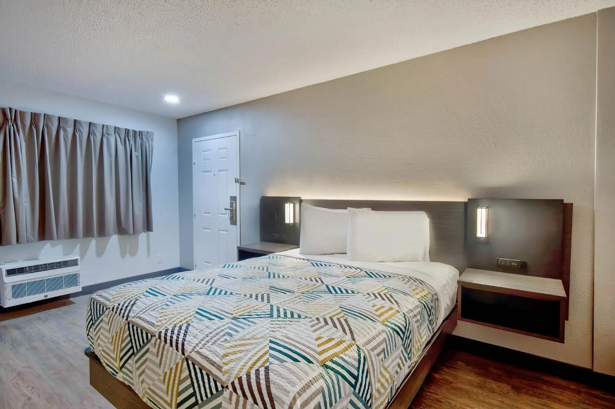 Bed in Motel 6-Vallejo, CA - Six Flags West