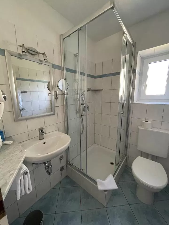 Bathroom in zum Schwanen Garni