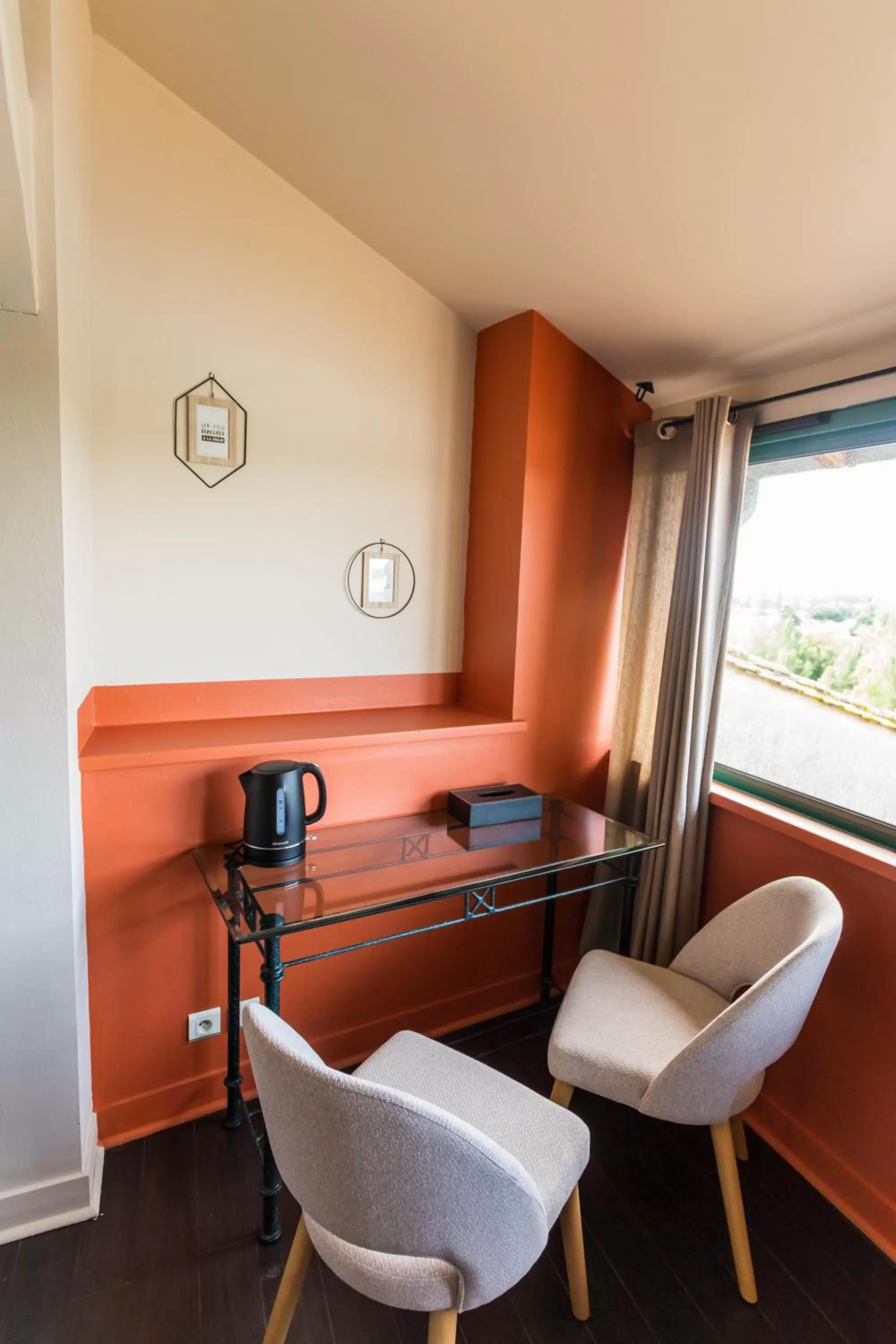 Seating area in CÔTE GARONNE le BALCON DES DAMES -hôtel et restaurant- Tonneins Fauillet Marmande - vue panoramique bord de Garonne chambres climatisées