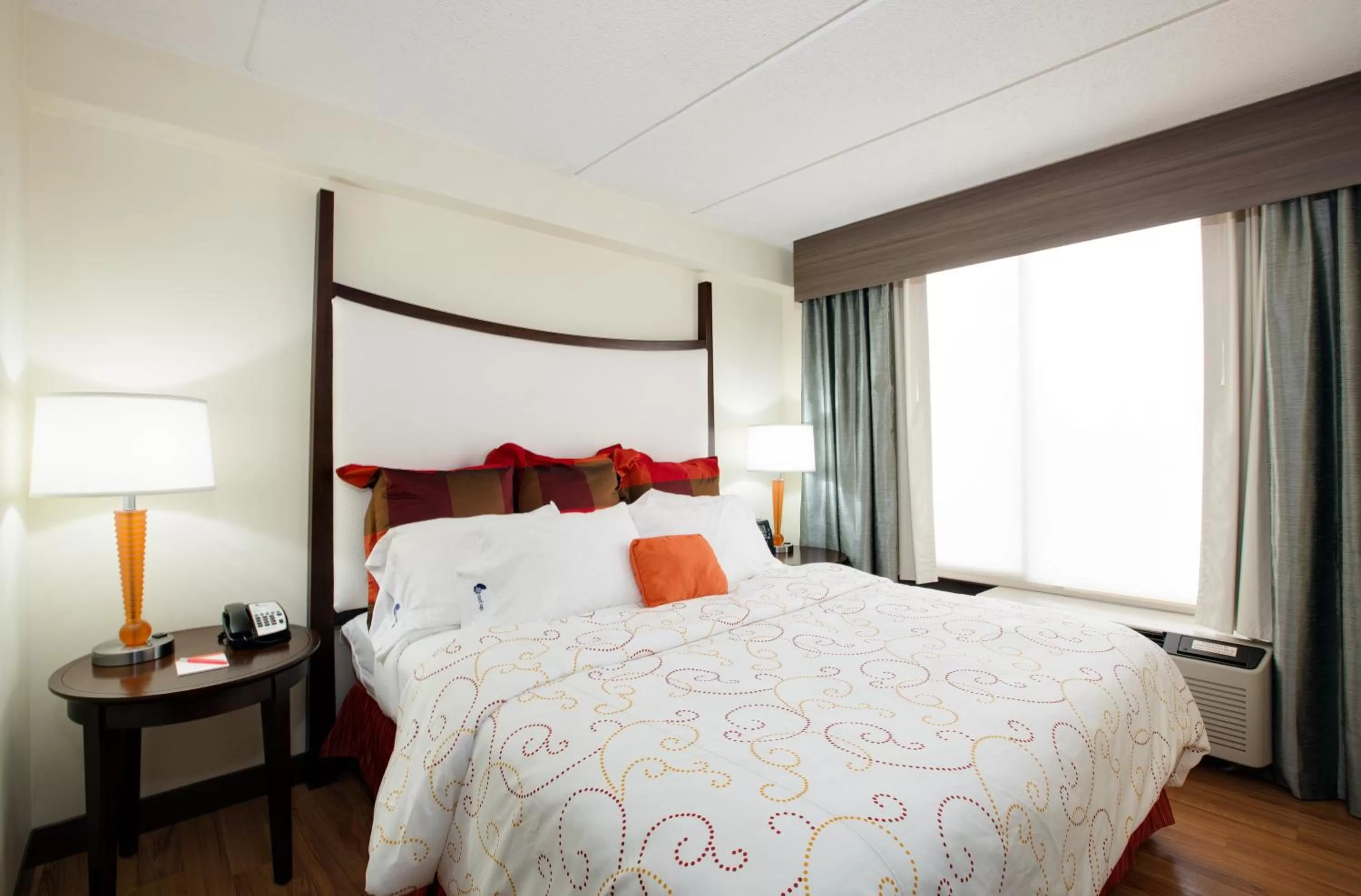 Photo of the whole room, Bed in Hotel Indigo Chicago - Vernon Hills by IHG