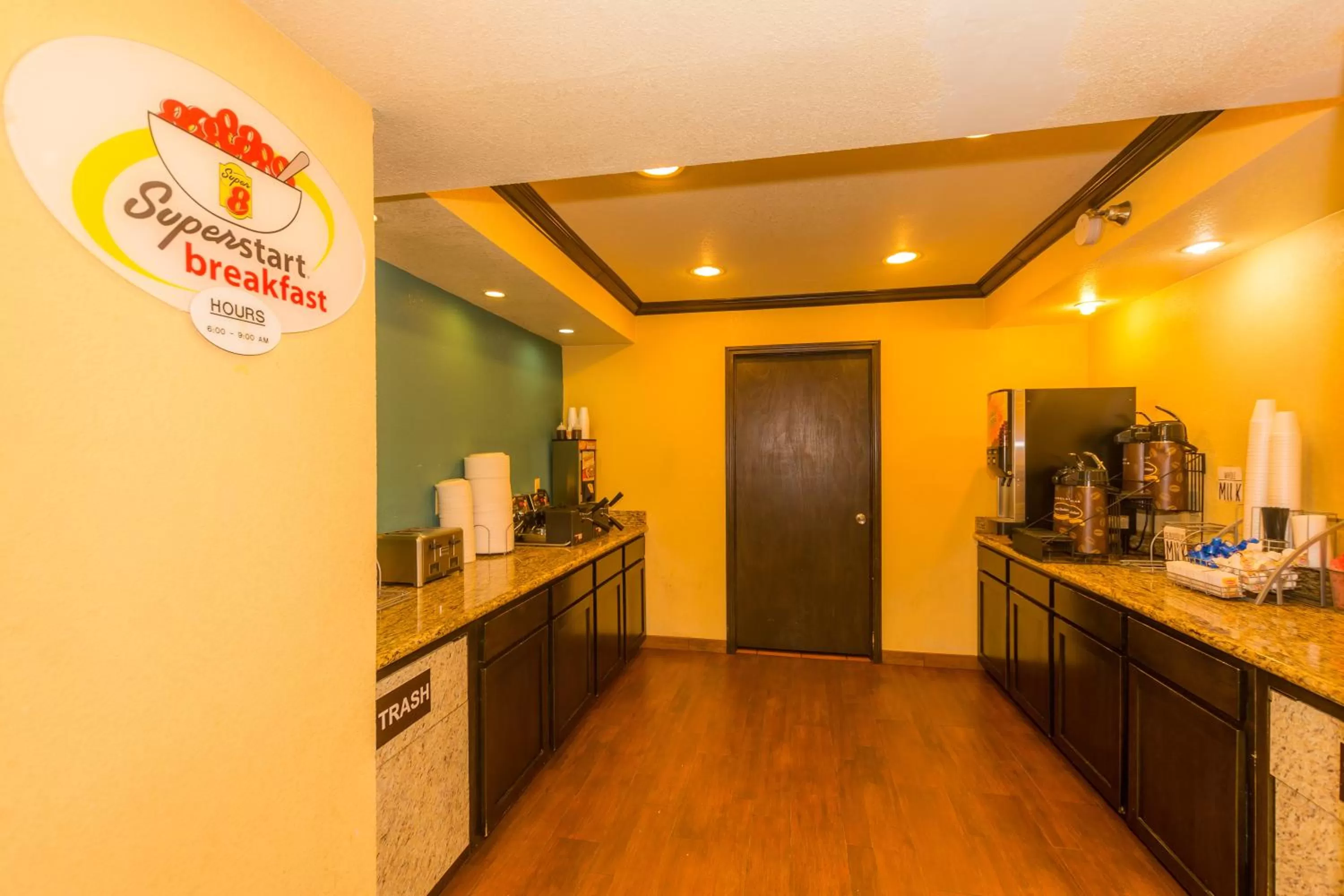 Restaurant/places to eat in Super 8 by Wyndham Oklahoma Airport Fairgrounds West