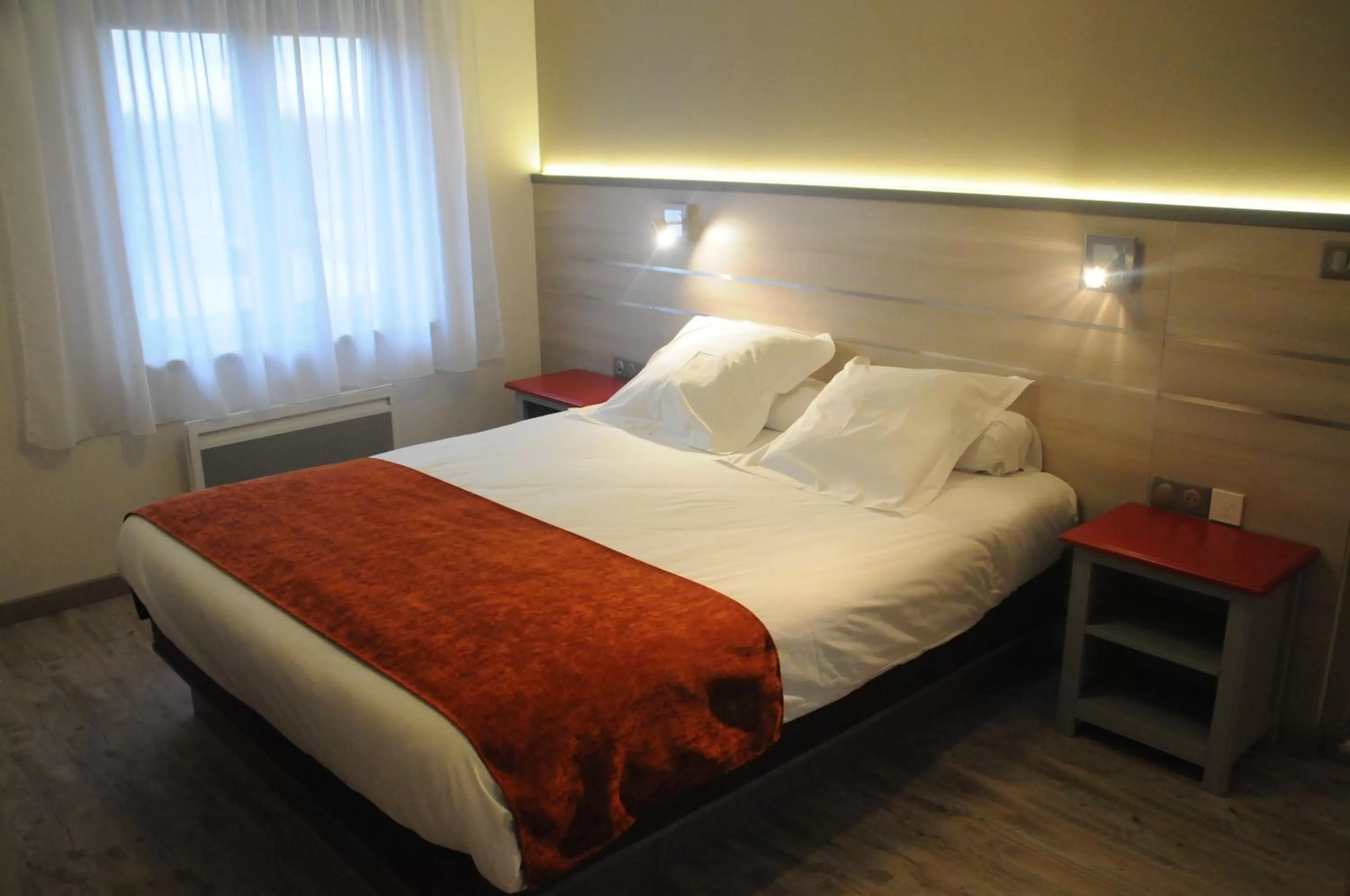 Bed in Hotel Restaurant Au Parc des Cigognes