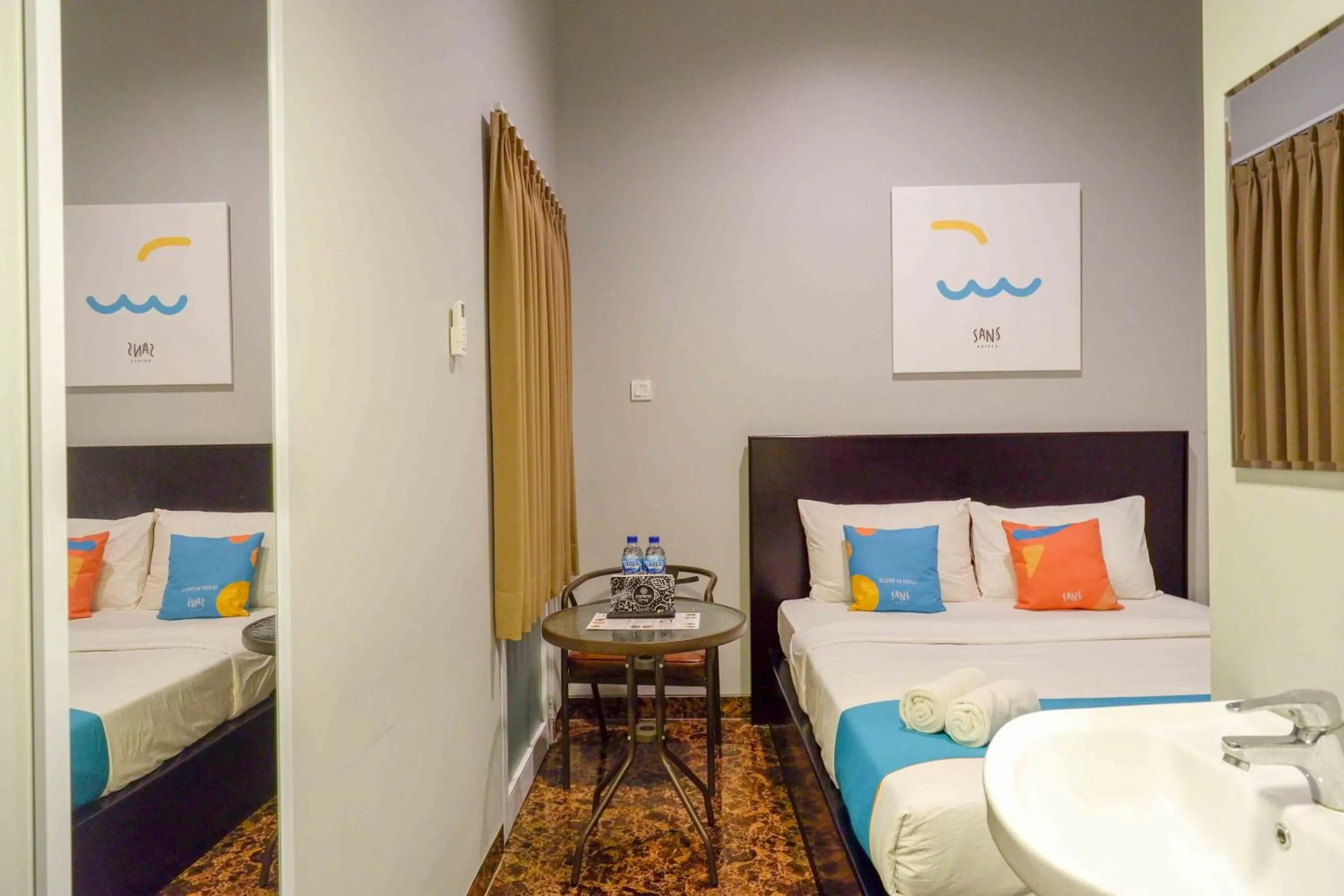 Bedroom, Bed in Sans Hotel Empress Simpang Lima