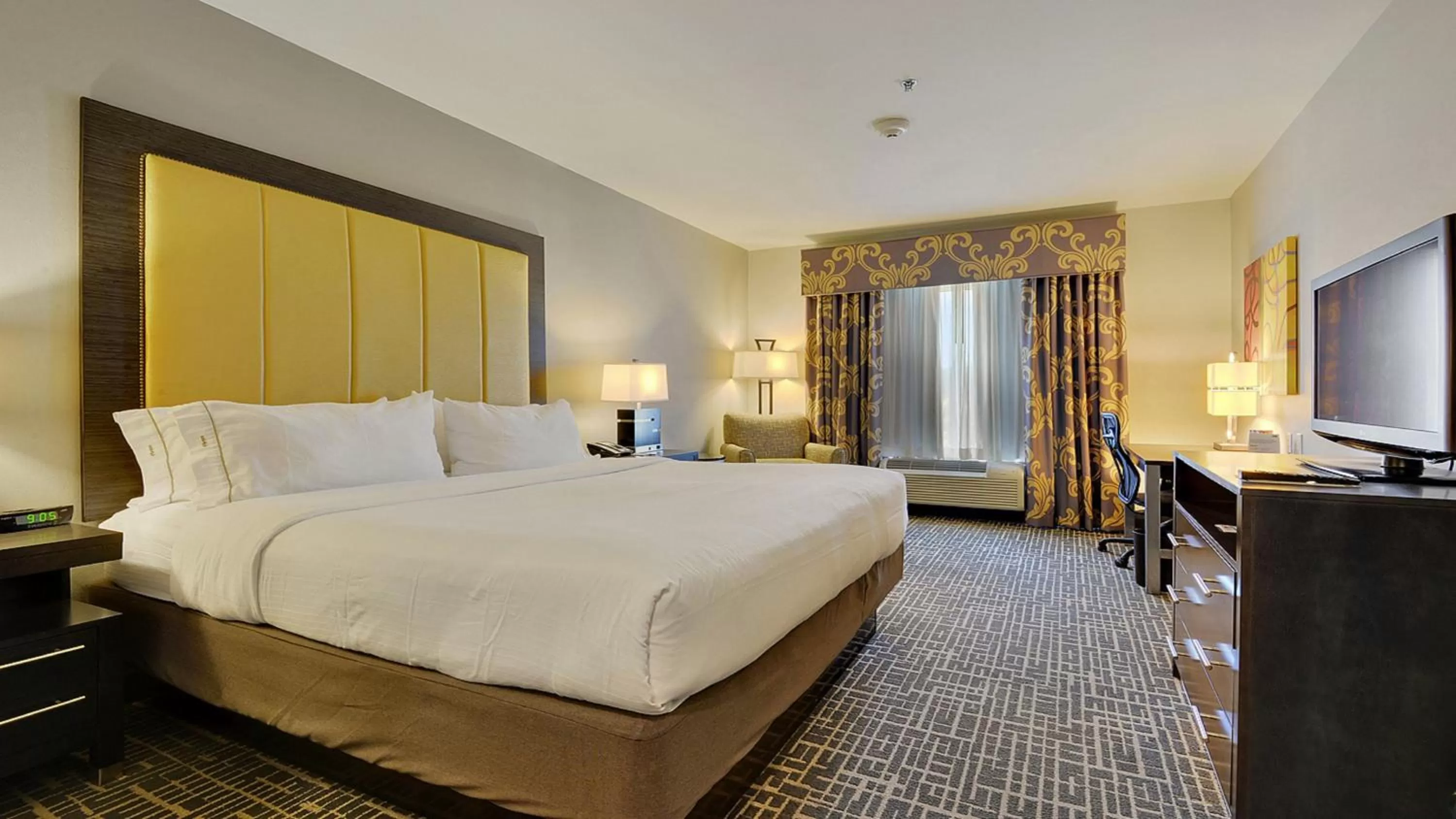 Photo of the whole room, Bed in Holiday Inn Express & Suites Gonzales by IHG