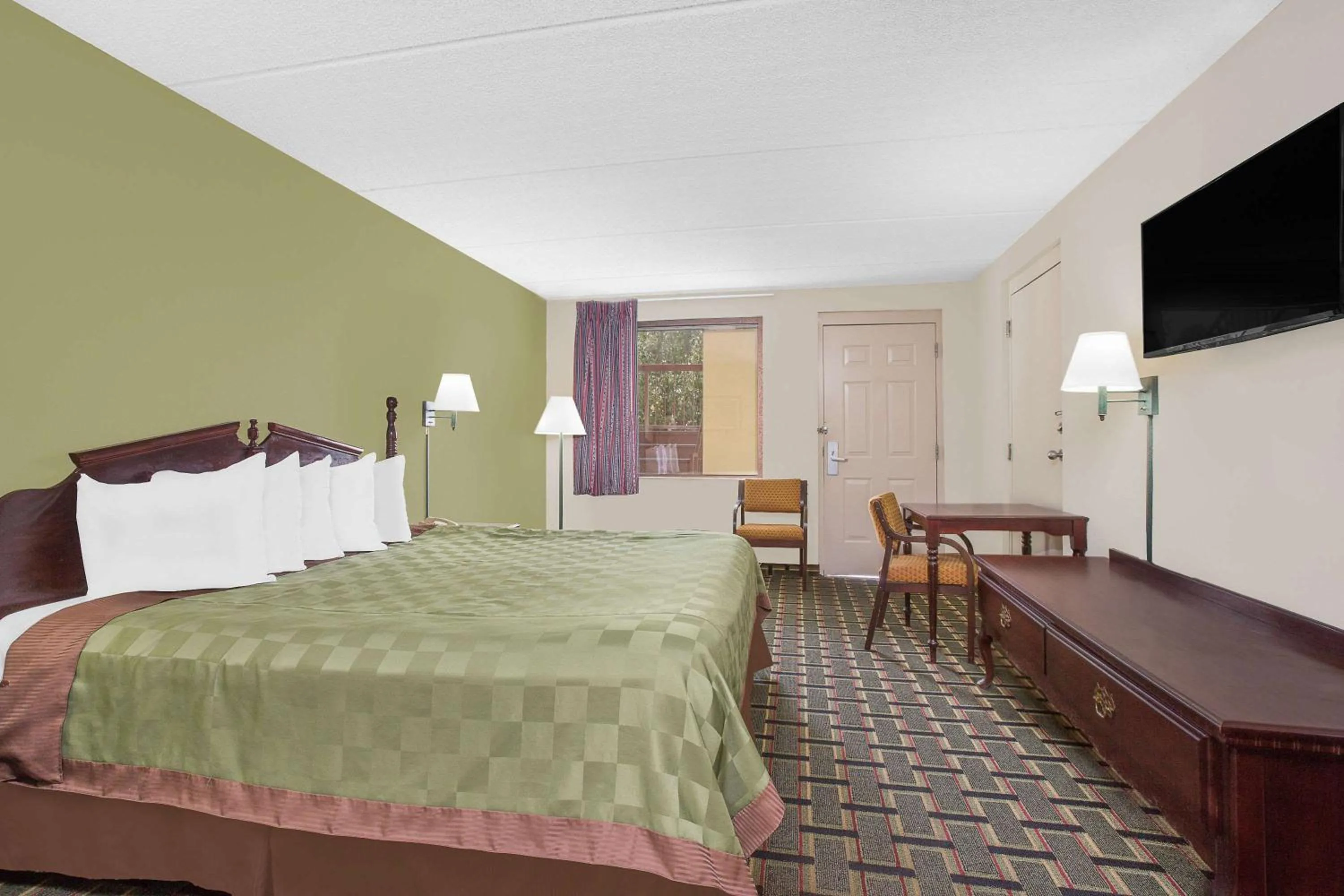 Photo of the whole room, Bed in Days Inn by Wyndham Eufaula AL
