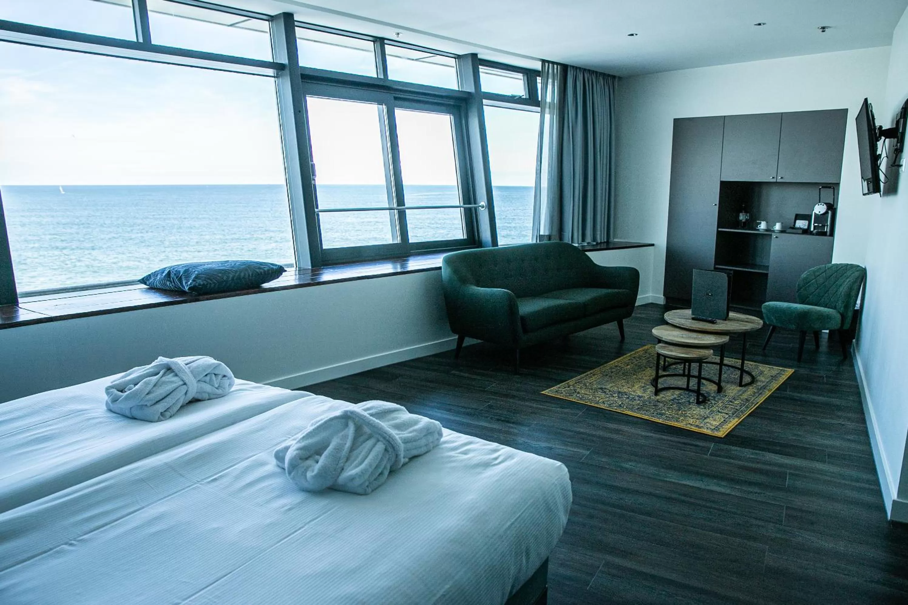 Living room, Bed in De Pier Suites