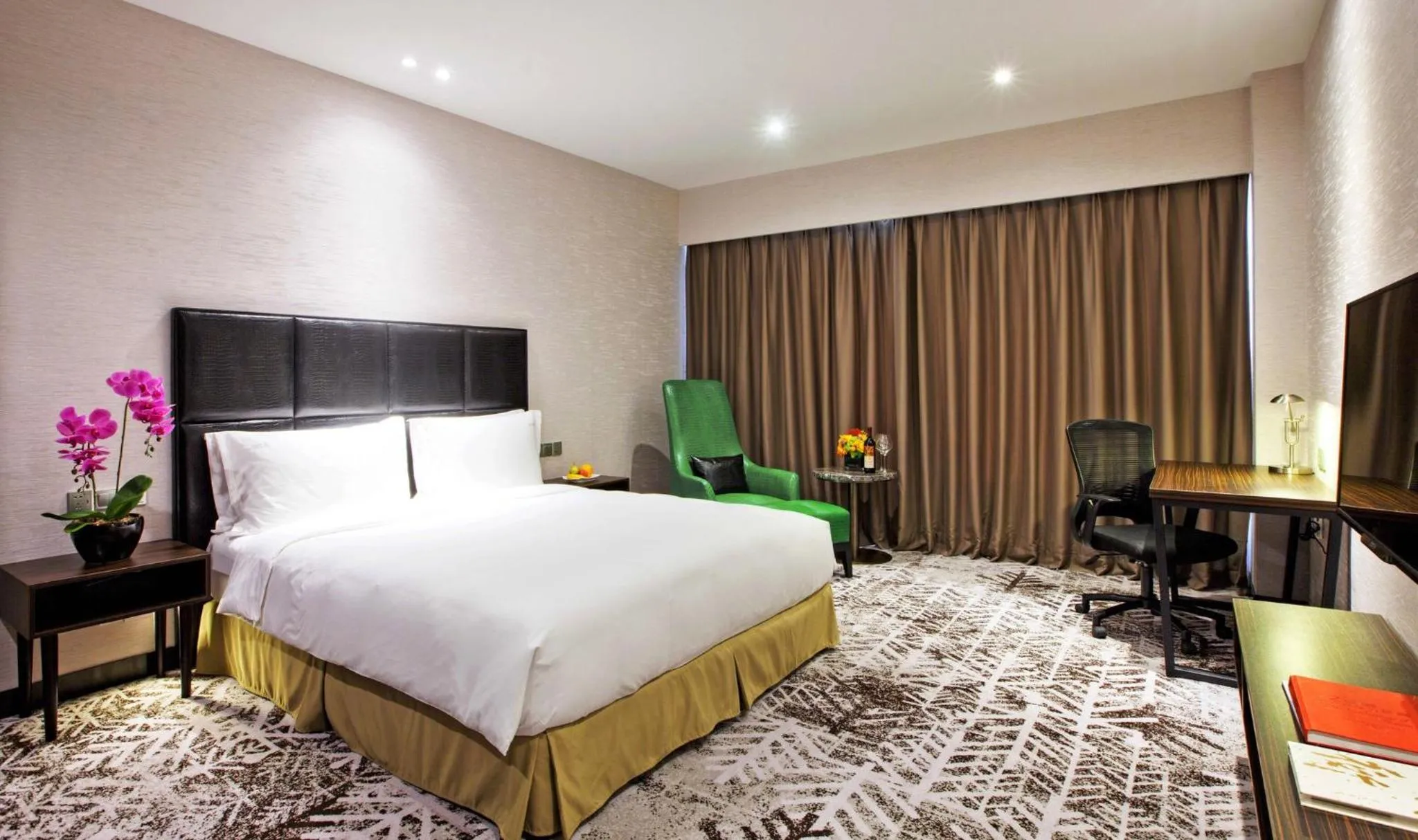 Photo of the whole room, Bed in Crowne Plaza Shanghai Jinshan by IHG