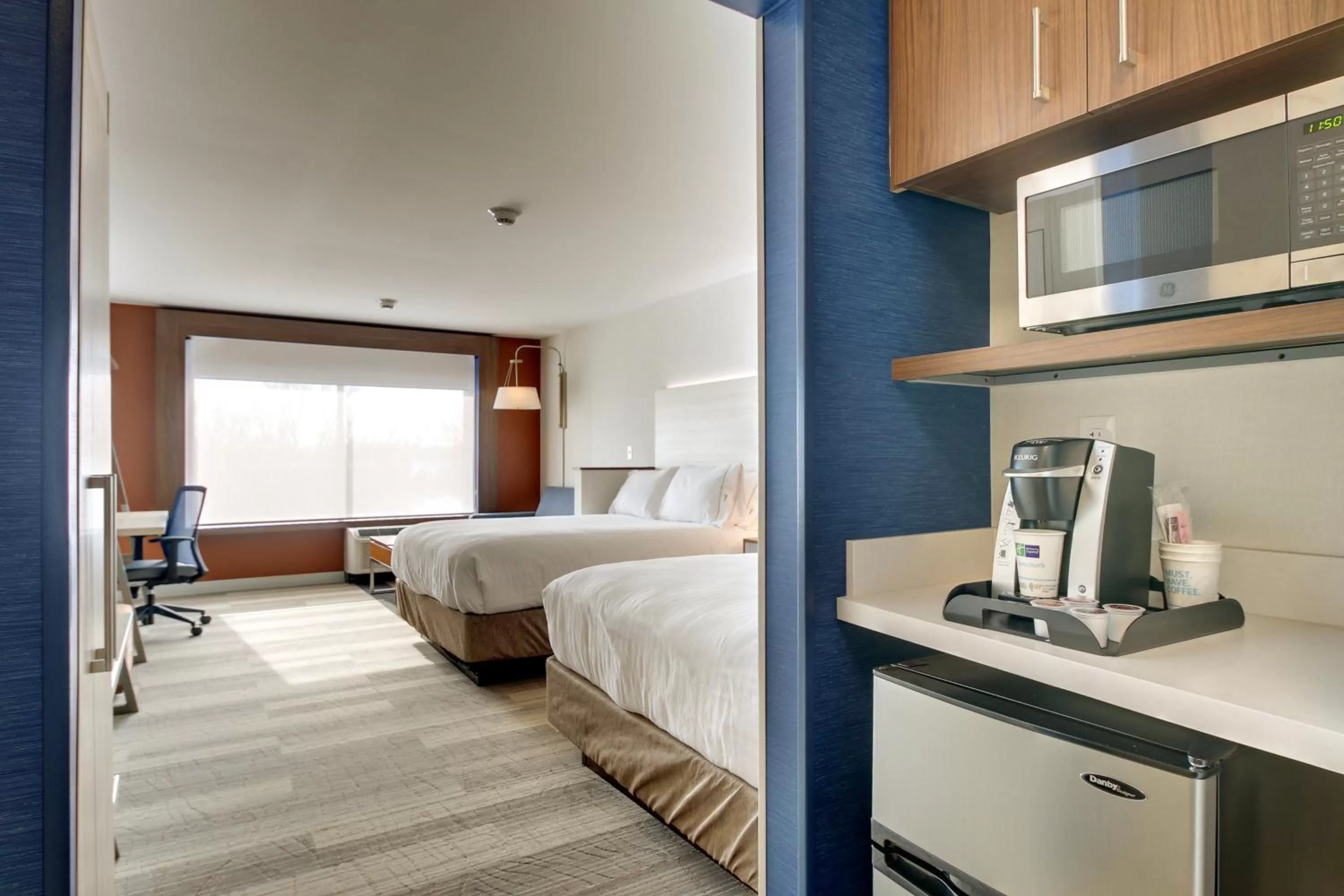 Photo of the whole room, Bed in Holiday Inn Express & Suites Galesburg by IHG