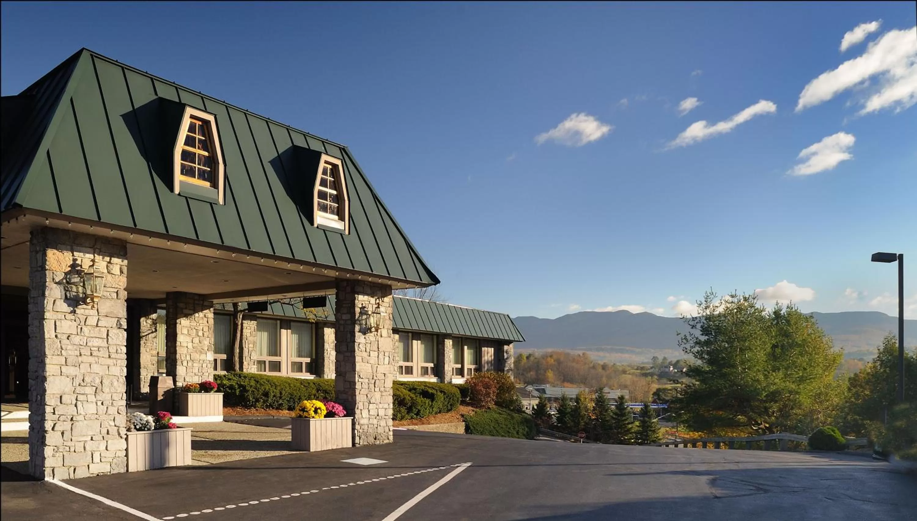 Property building in Best Western Plus Waterbury - Stowe