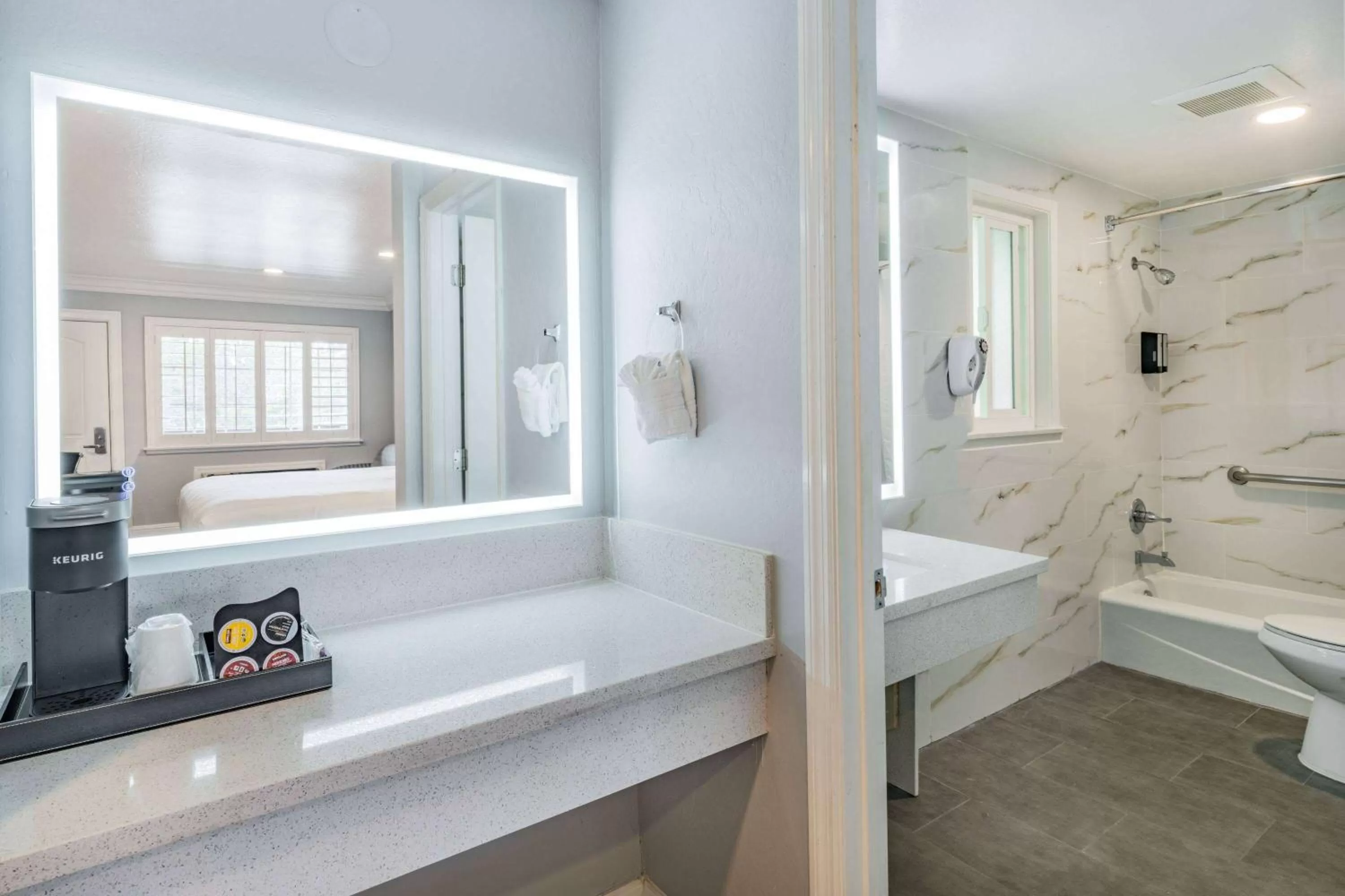 TV and multimedia in Aura Inn Monterey