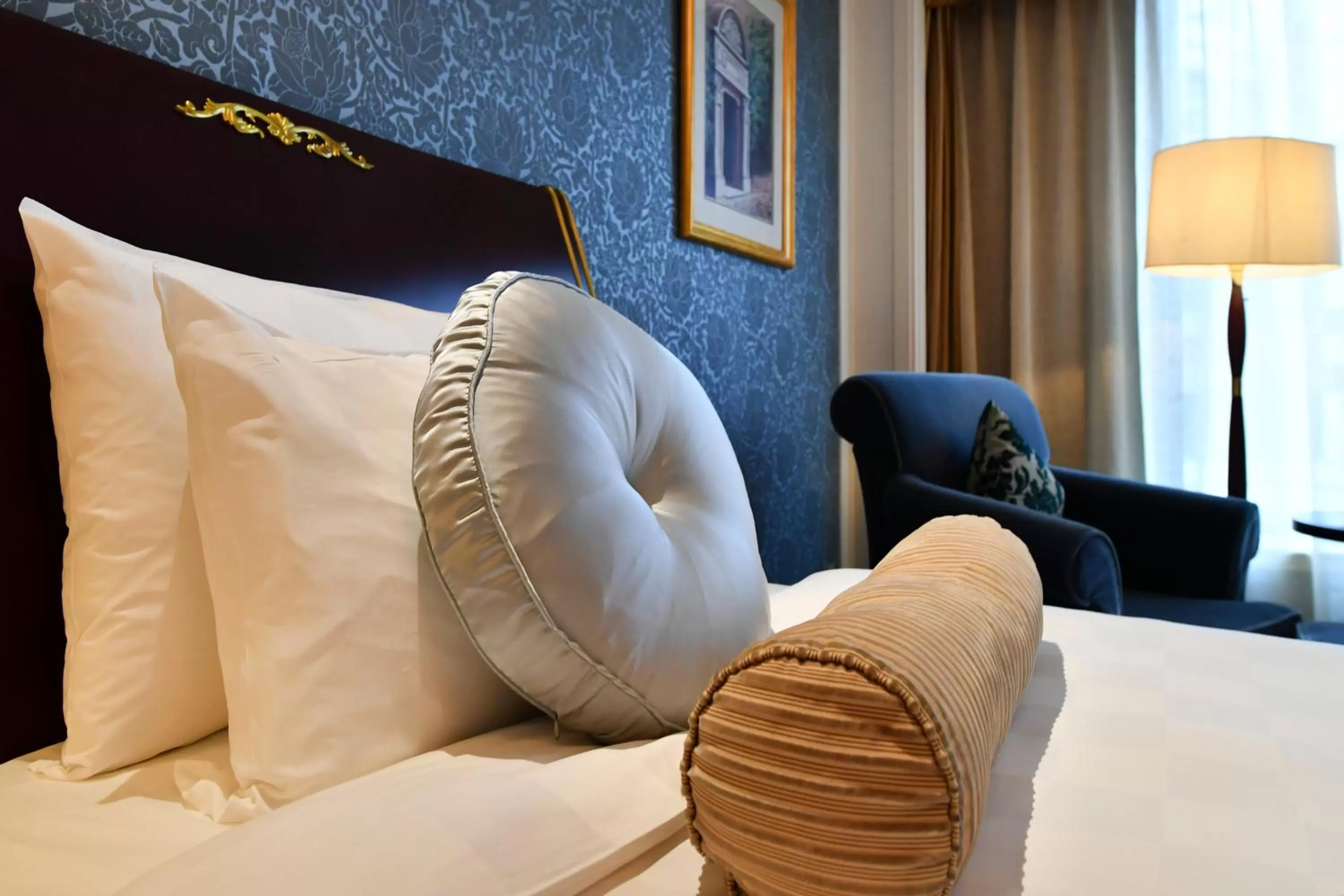 Bed in Grand Central Hotel Shanghai - Nanjing Road