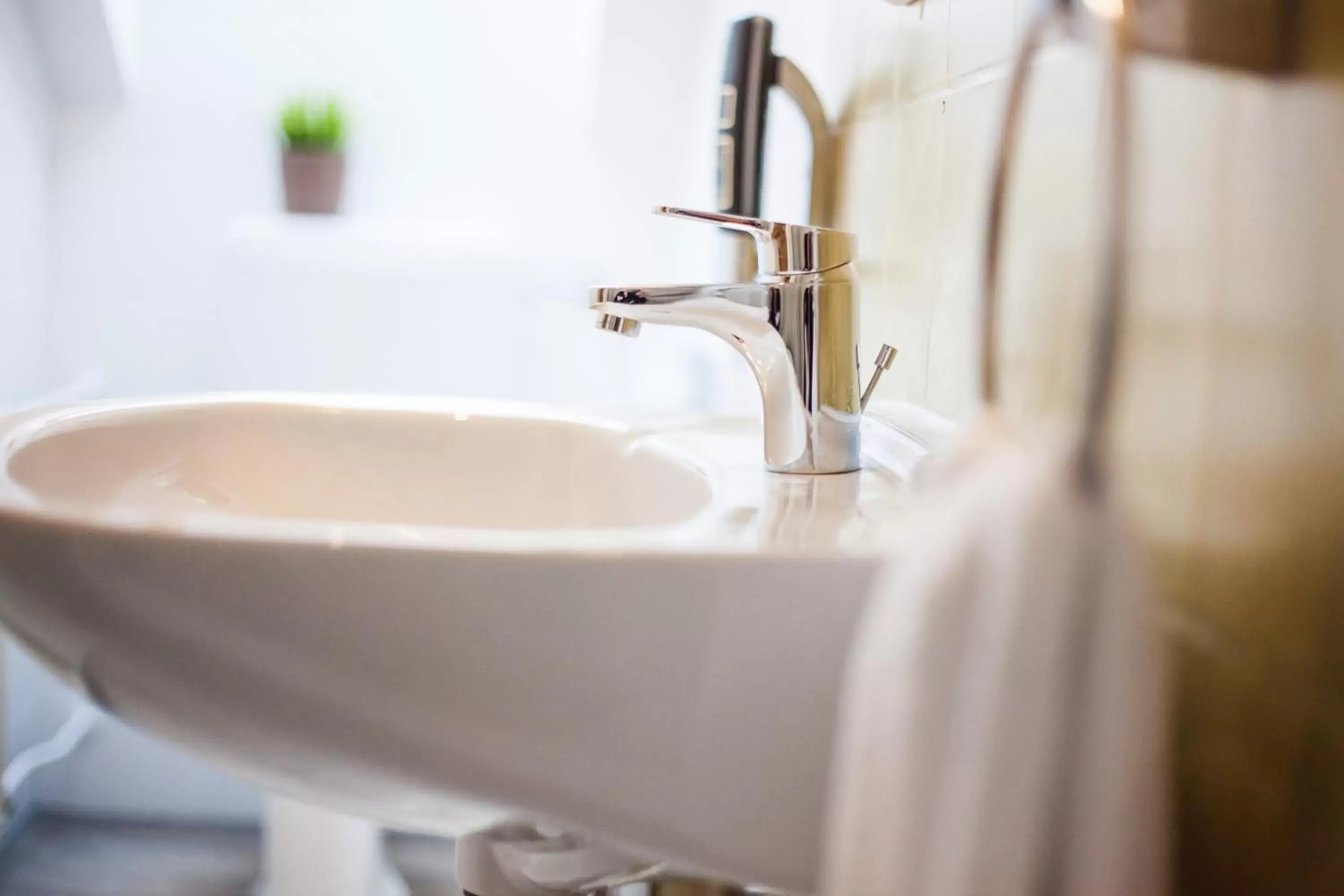 Economy Single Room in Hotel Rave Economy Single Room in Hotel Rave