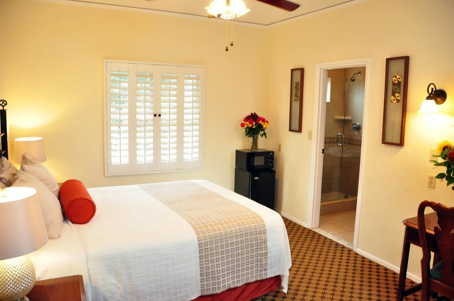 Photo of the whole room, Bed in The Eagle Inn