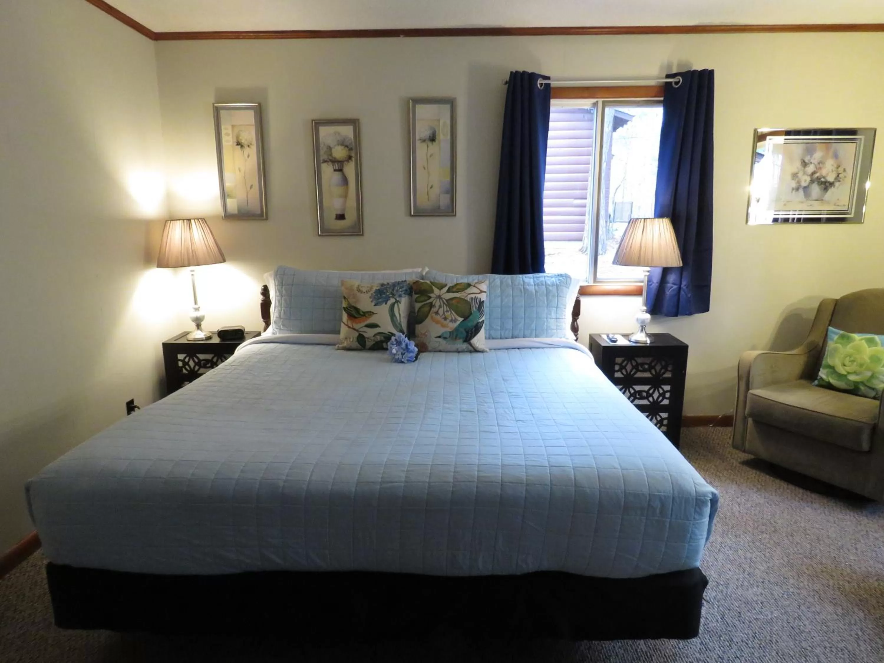 Deluxe Double Room with Bath in Tall Pines Inn