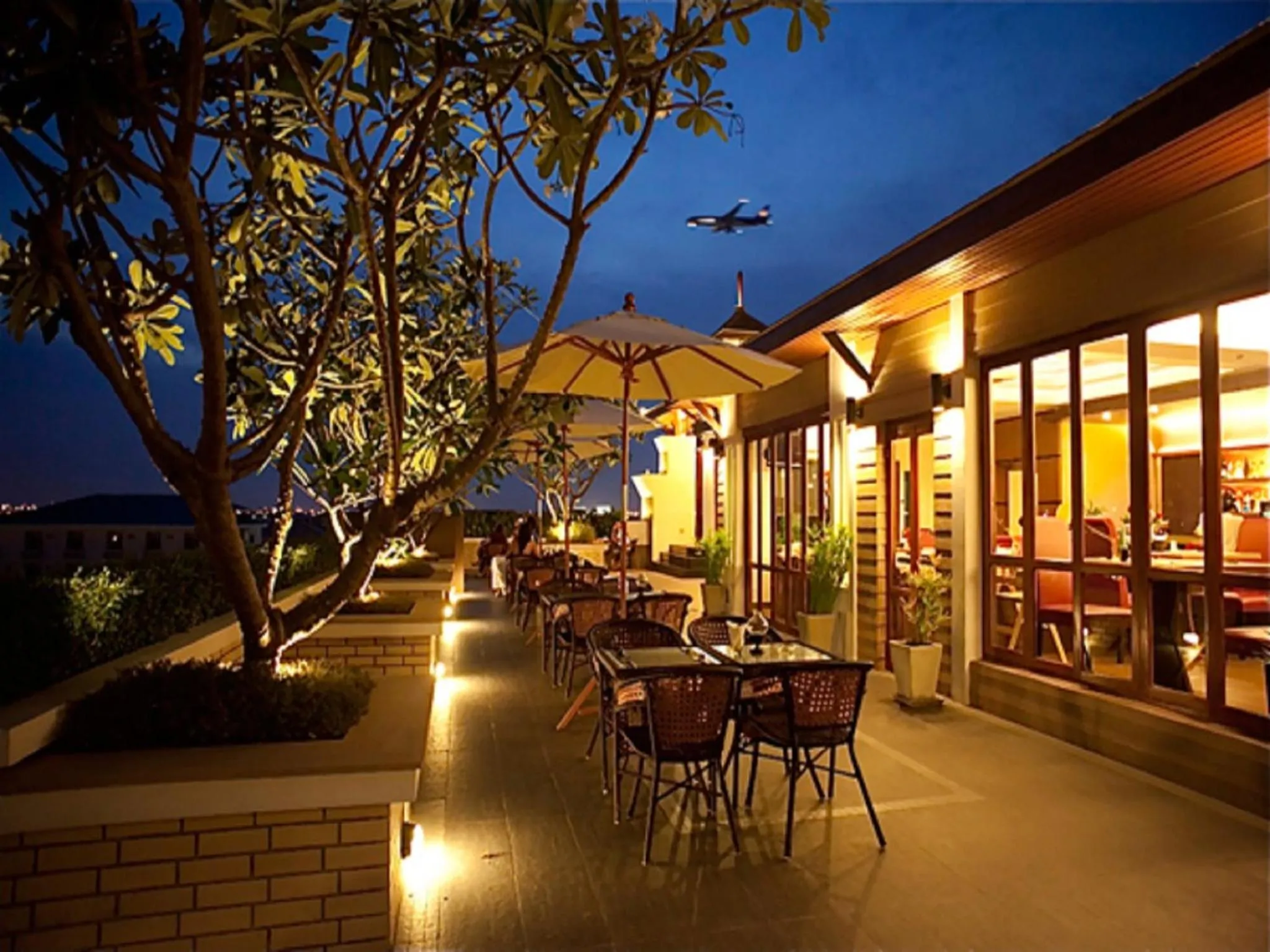 Restaurant/places to eat in Suvarnabhumi Suite Hotel