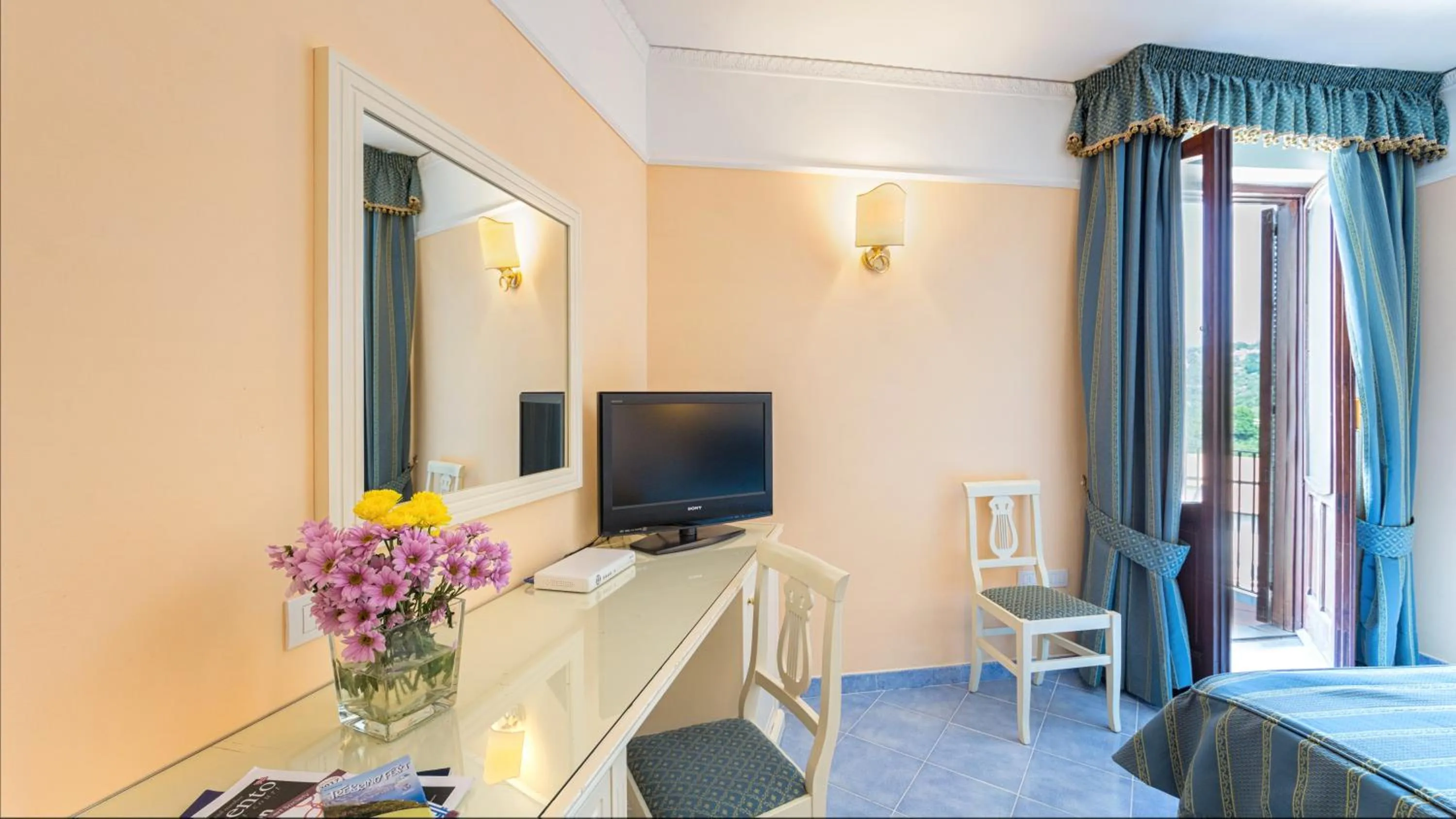 Balcony/Terrace, Bed in Hotel Iaccarino