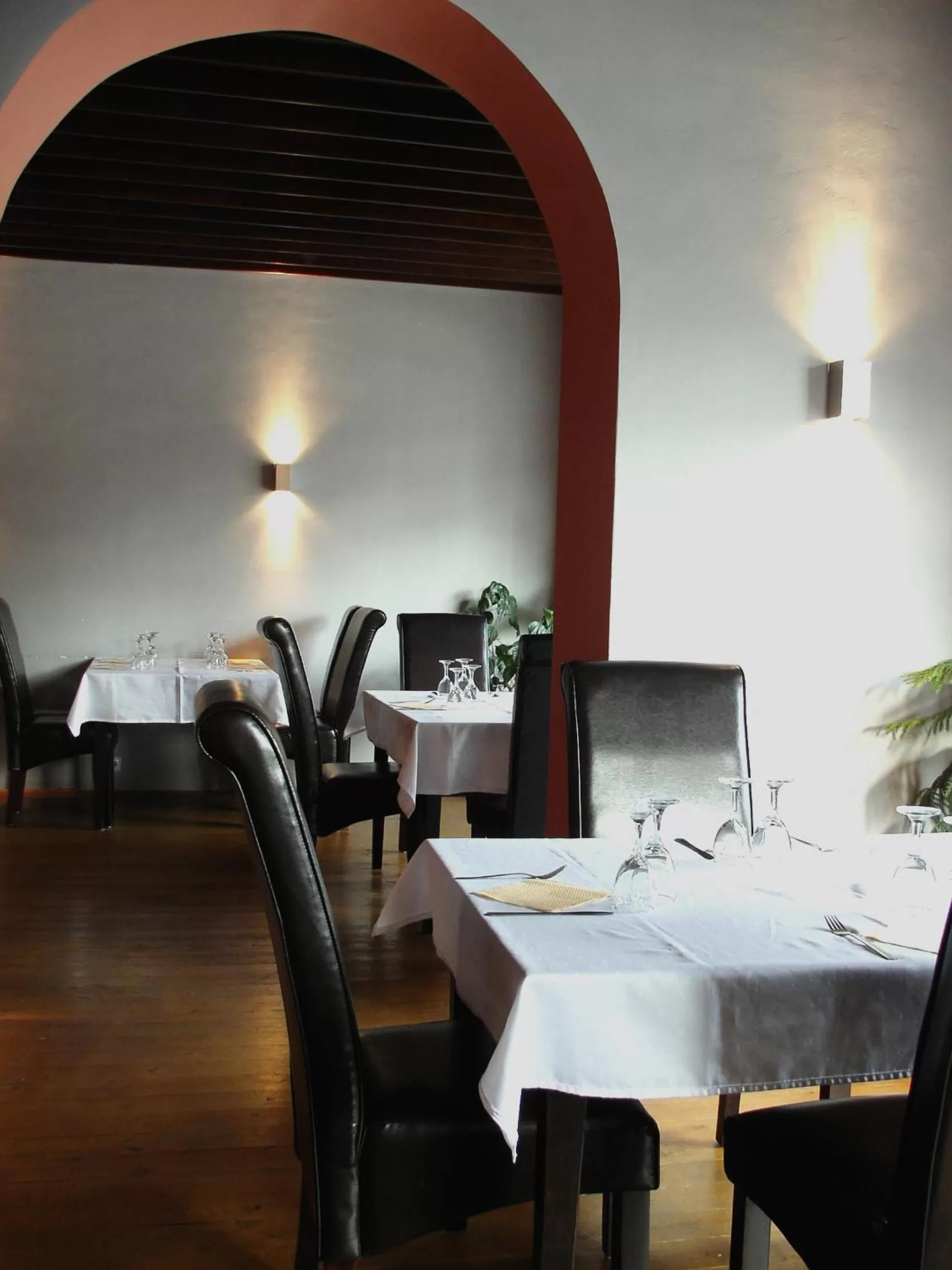 Restaurant/places to eat in Hotel Saloon