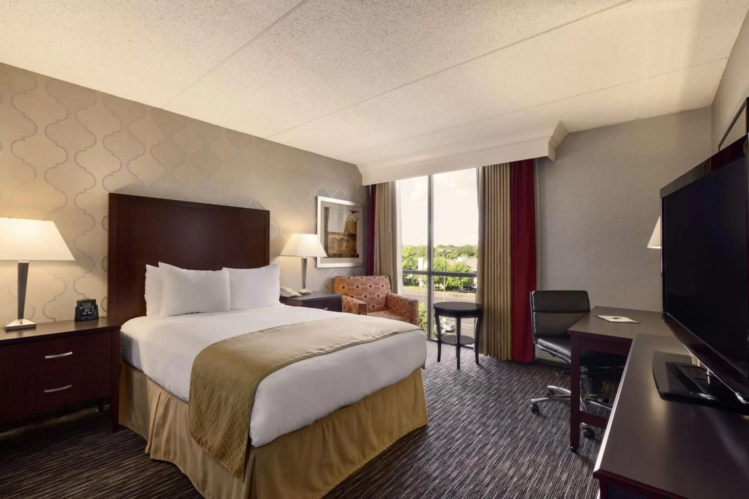 Bed in DoubleTree by Hilton Dearborn