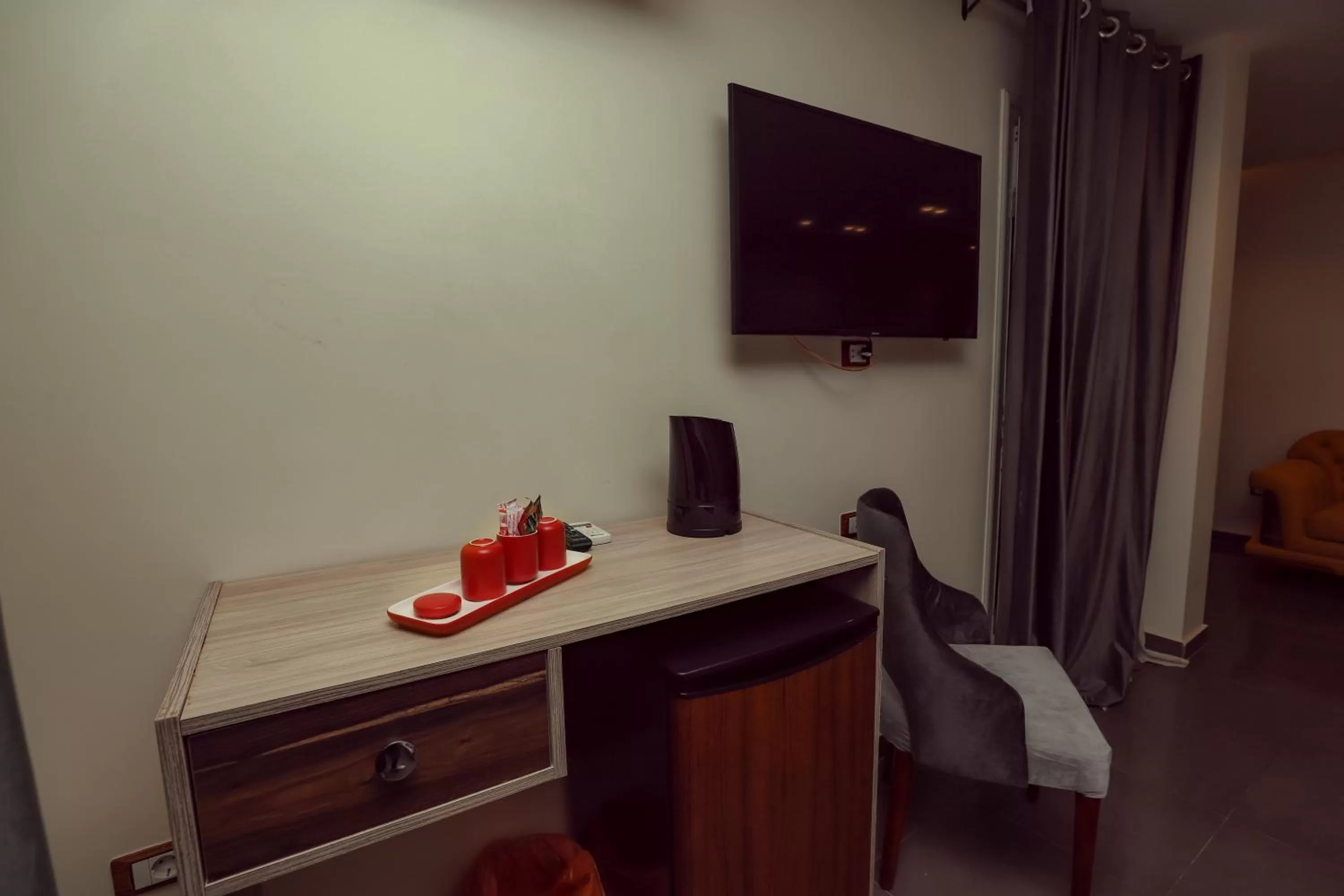 Communal lounge/ TV room, TV/Entertainment Center in Brothers Pyramids View Hotel