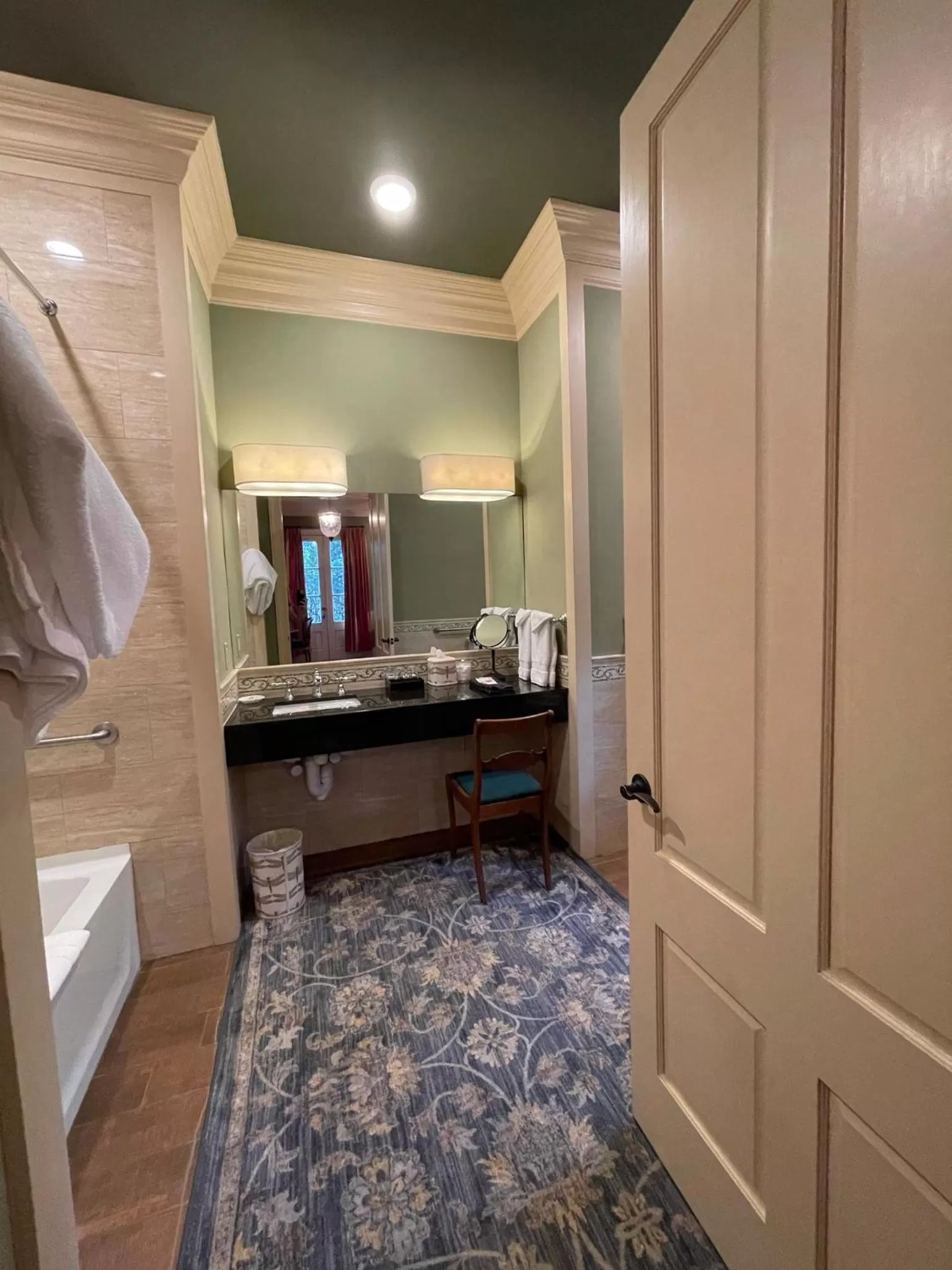 Bathroom, Bed in The Inn at Houmas House Estate
