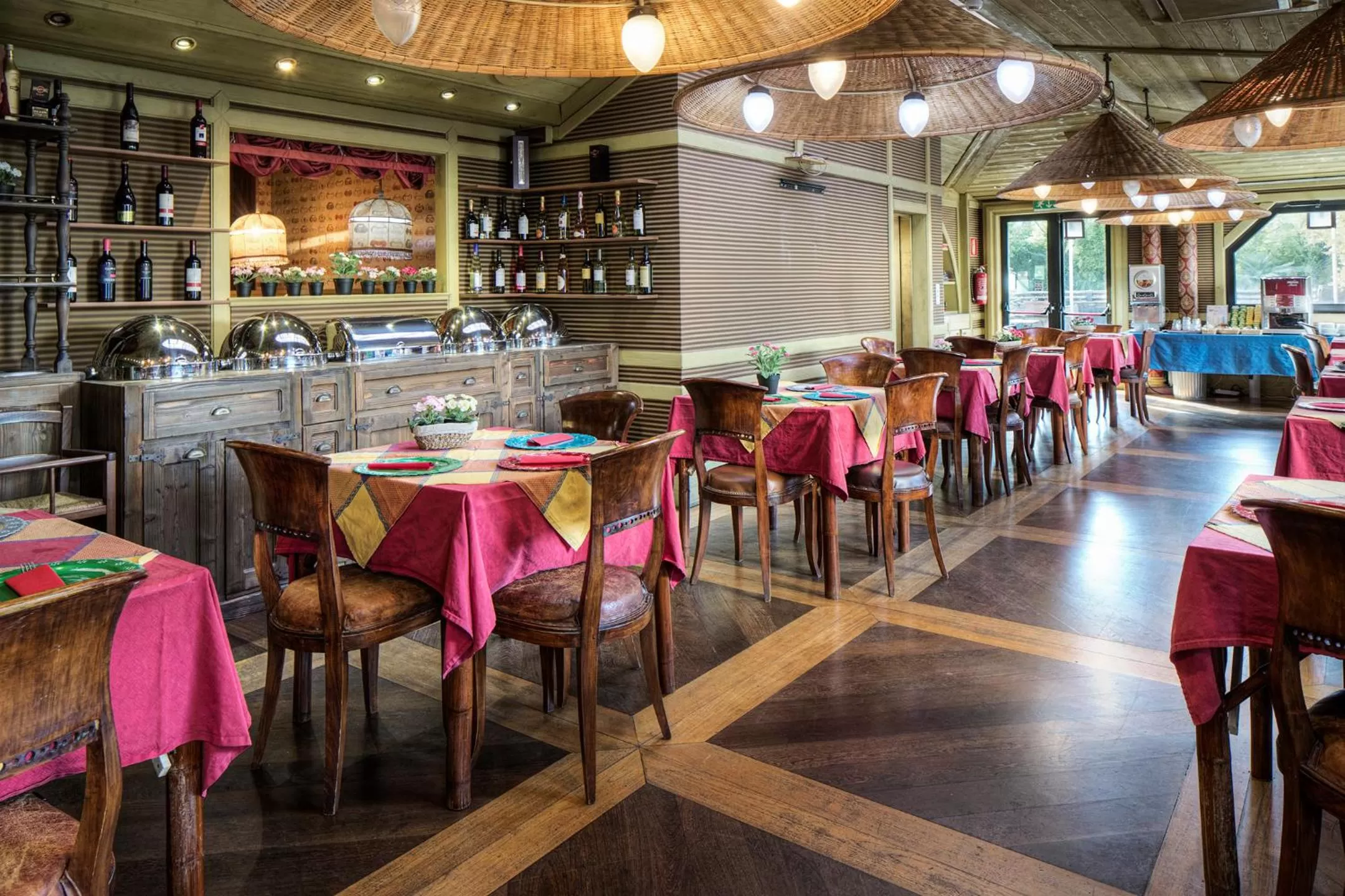 Restaurant/places to eat in Grand Hotel Colony