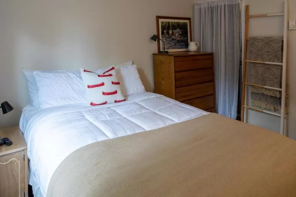 Bedroom, Bed in Barefoot Villas and Retreat