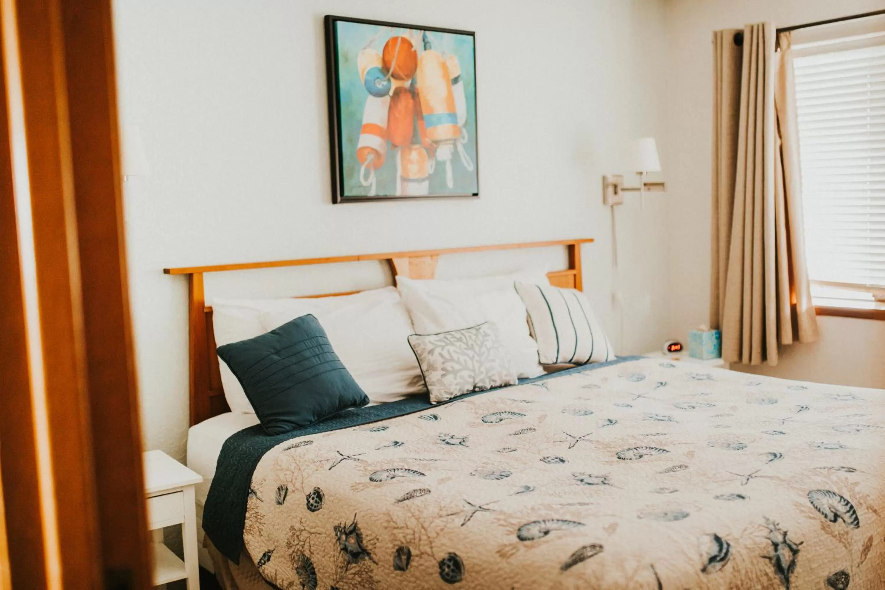 One-Bedroom King Suite - C306 in Nye Beach Cottages