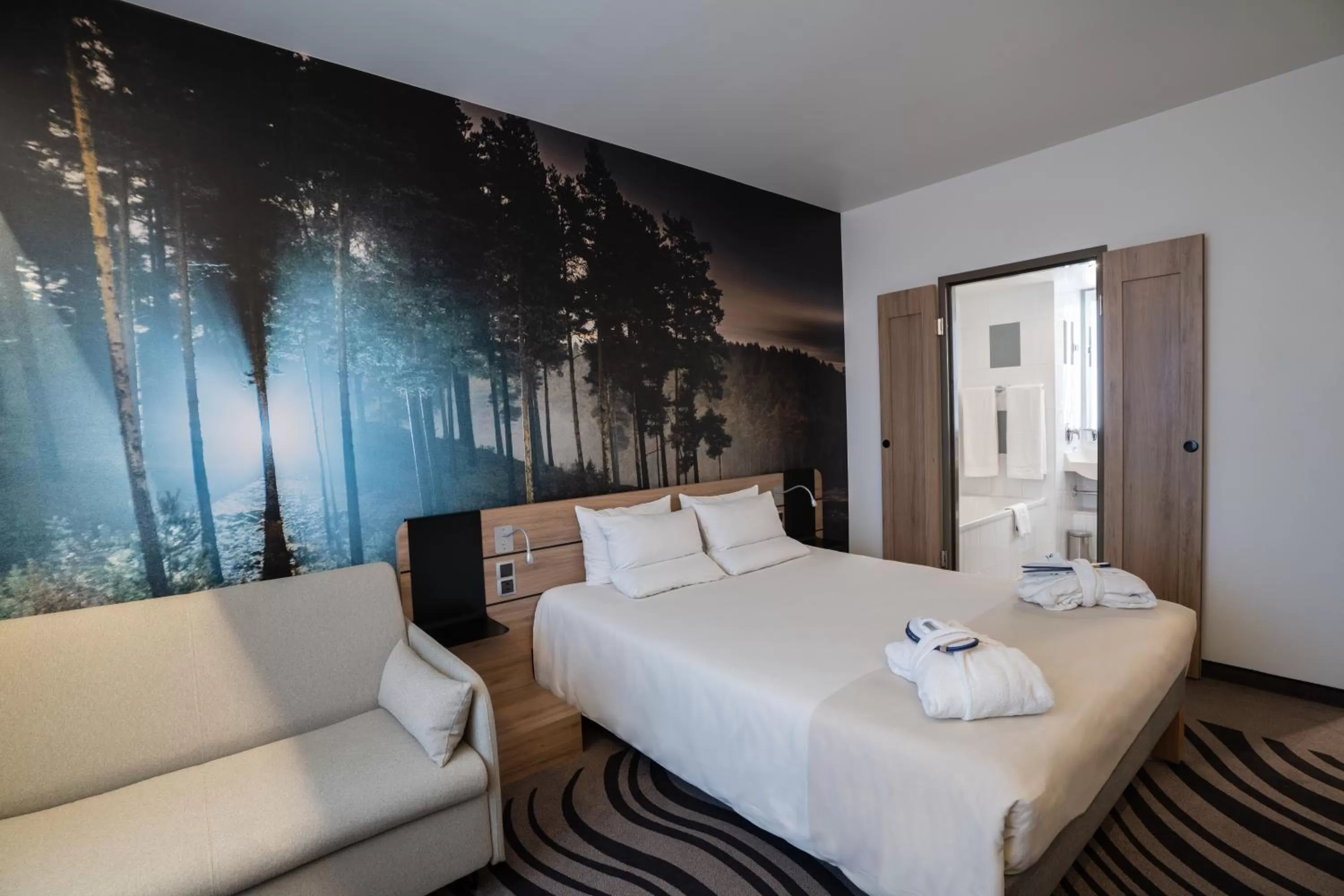 Property building, Bed in Novotel Vilnius Centre