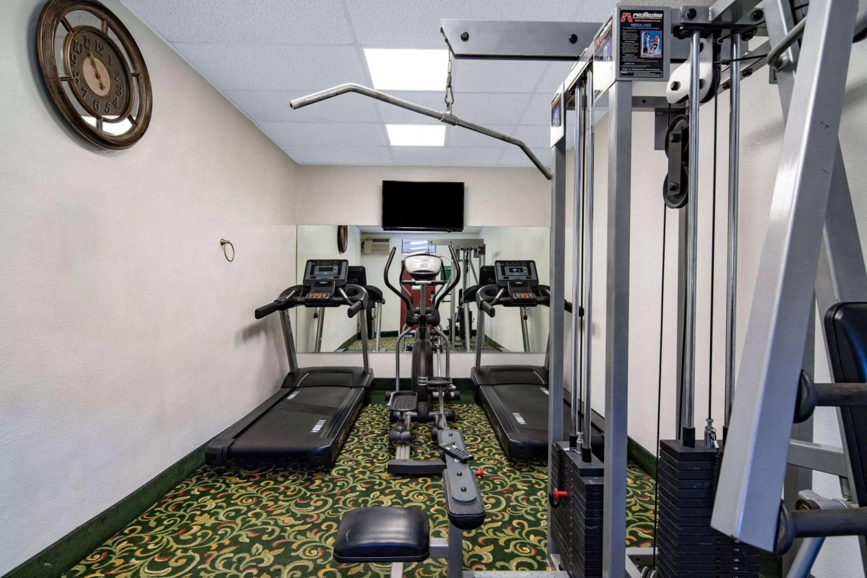 Fitness centre/facilities in Super 8 by Wyndham San Diego Hotel Circle