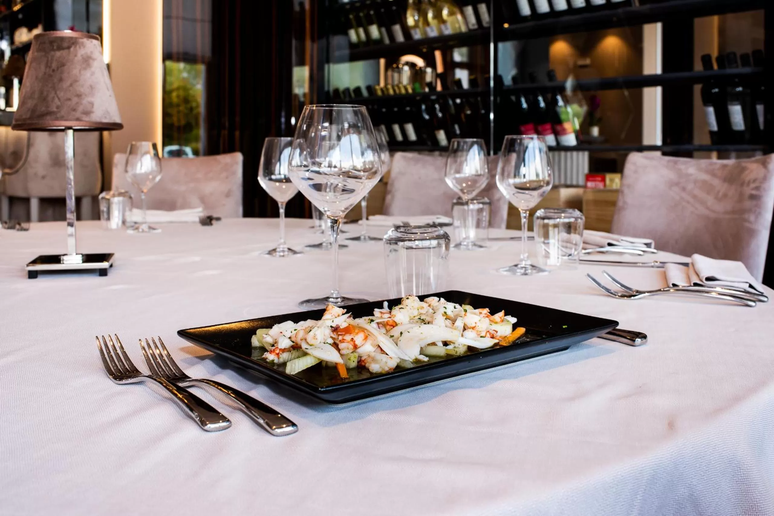 Restaurant/places to eat in M2 Hotel