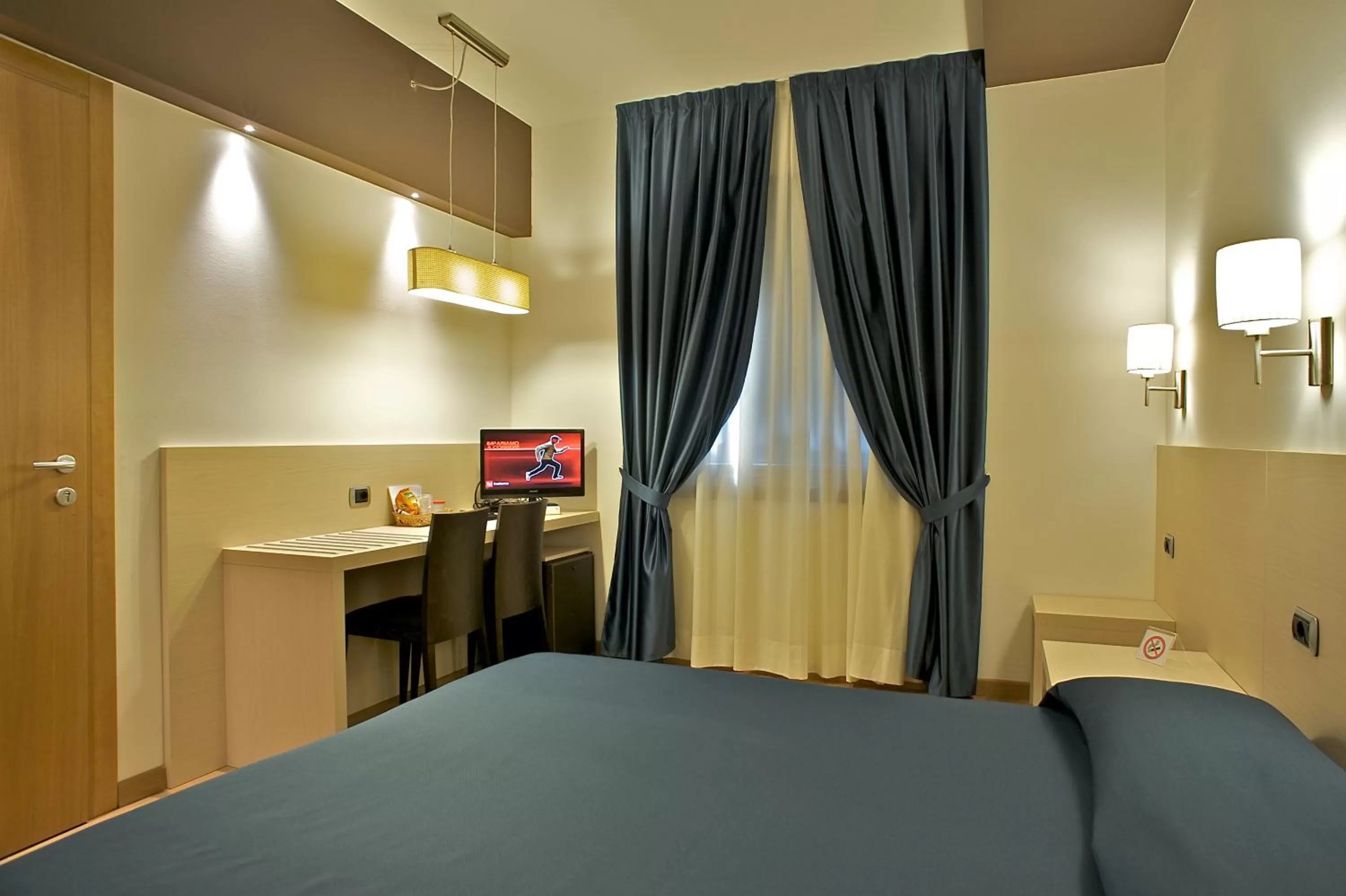 Bedroom, Bed in Sam Hotel