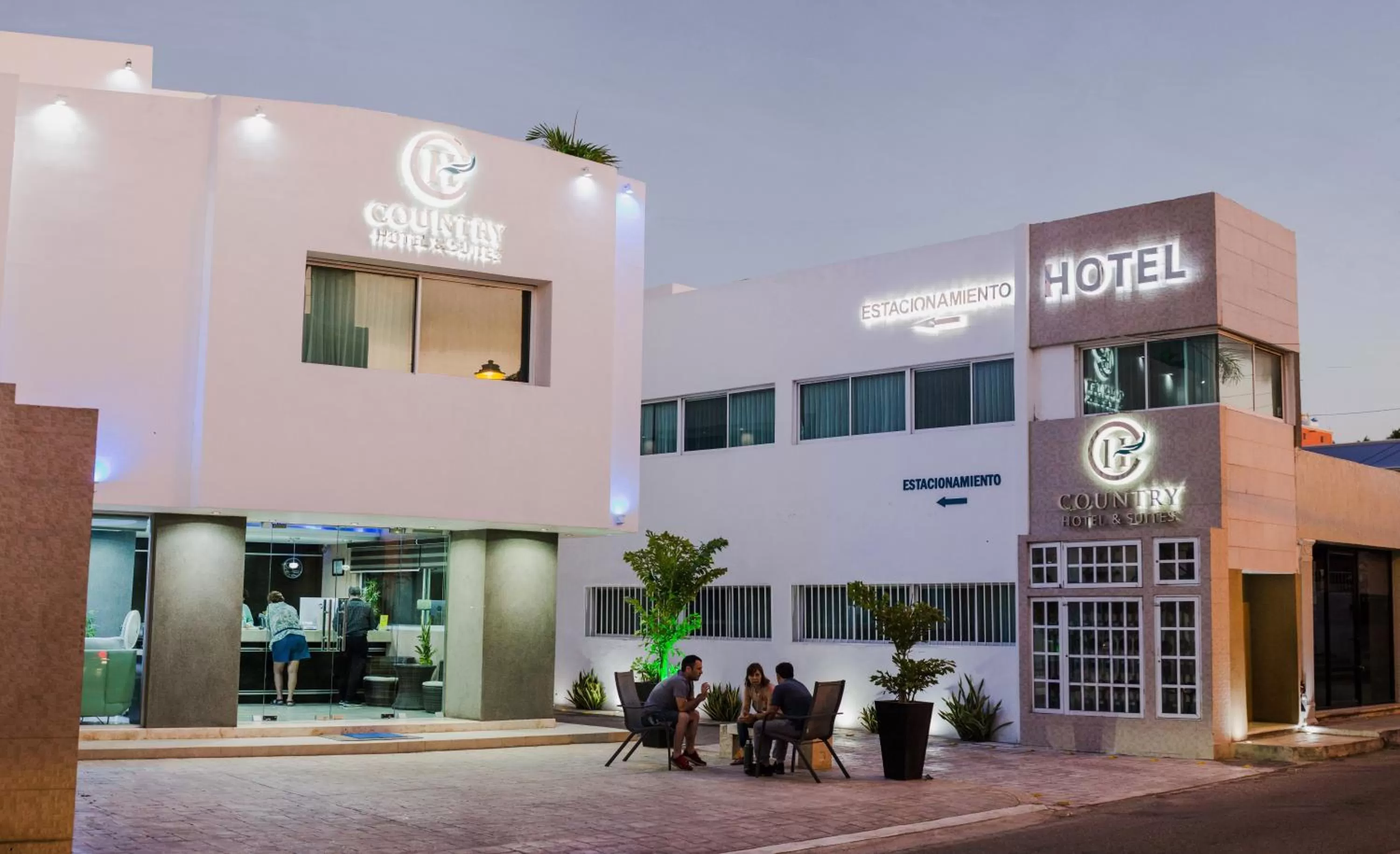 Facade/entrance in Hotel & Suites Country Valladolid