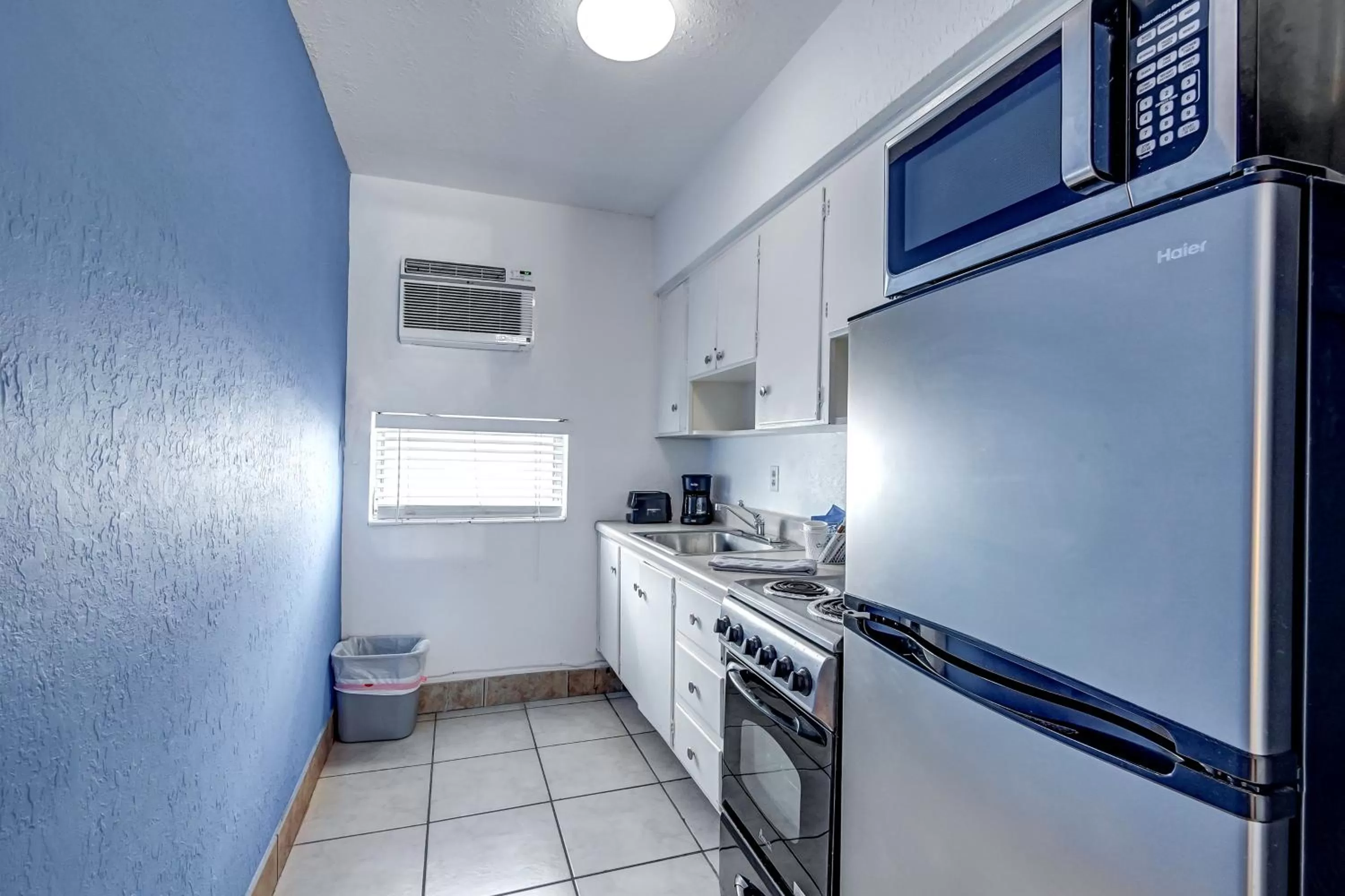 Kitchen or kitchenette in Blue Strawberry by the Sea