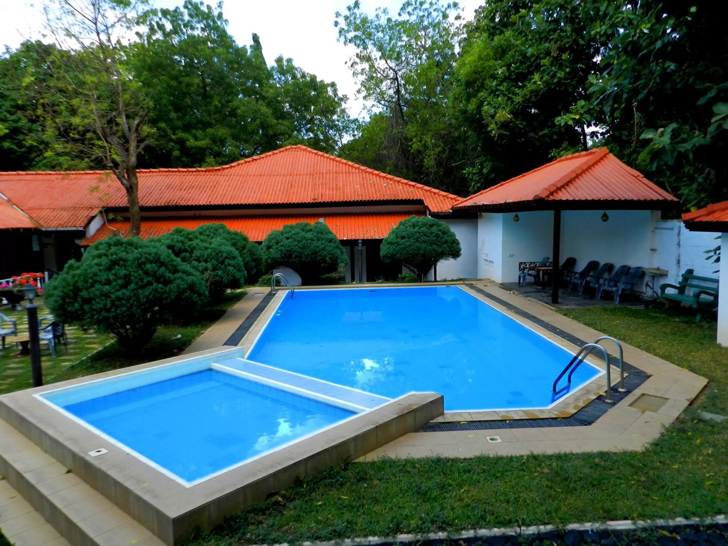 Swimming pool in Jayasinghe Holiday Resort