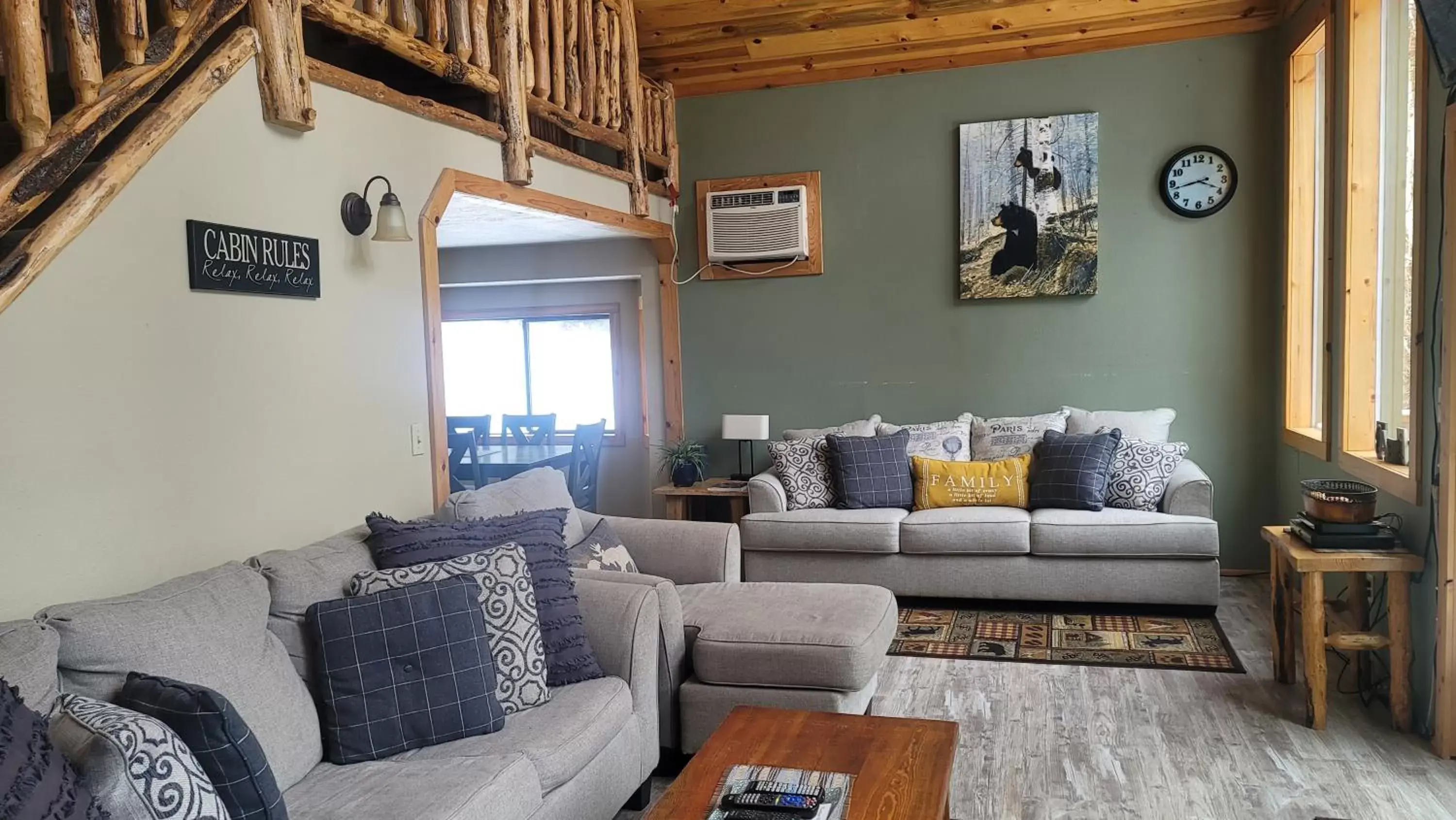 Three-Bedroom House in Riverfront Motel & Cabins Three-Bedroom House in Riverfront Motel & Cabins